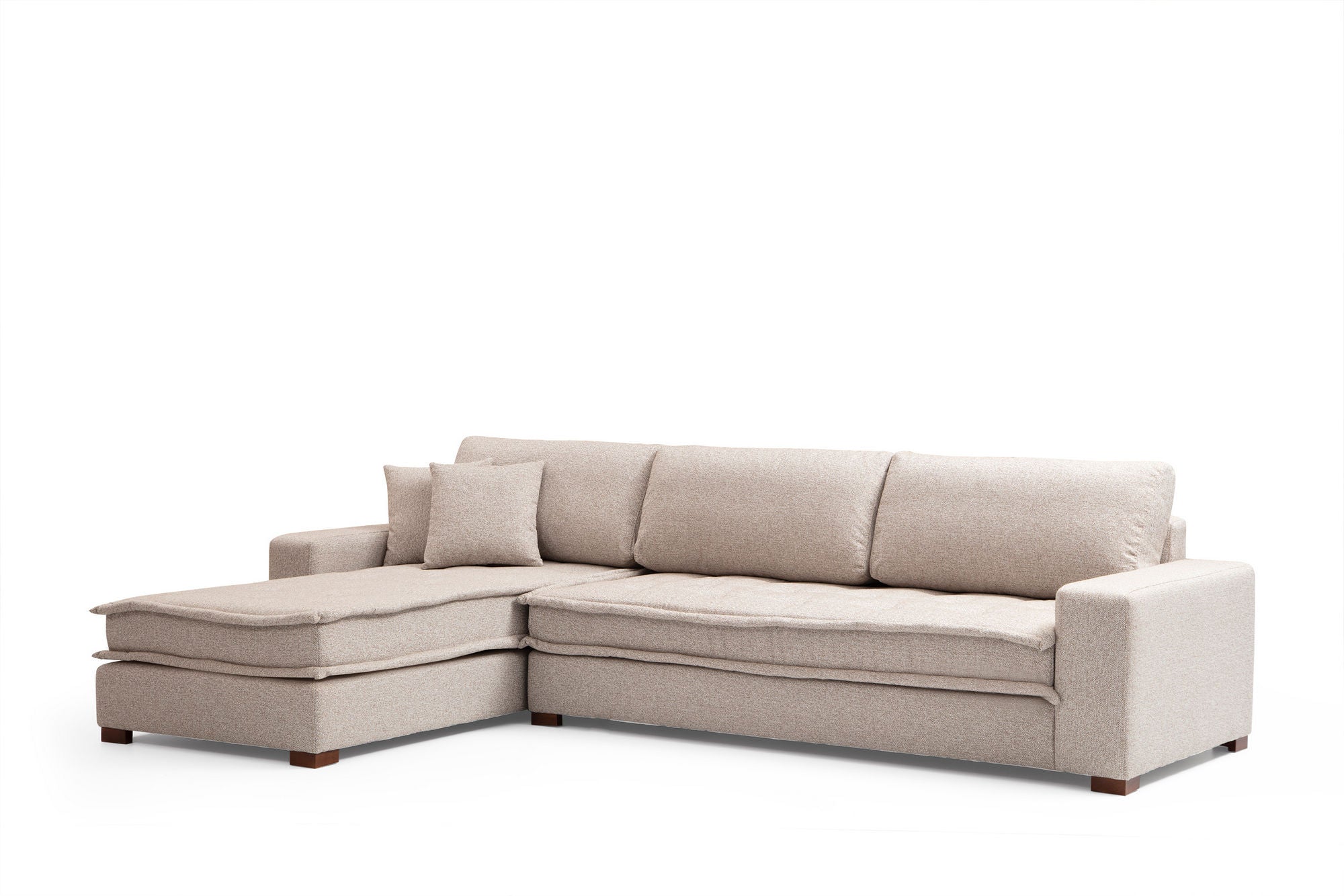 Sofá de canto elegante, bege areia, 190 x 323 cm | Estrutura em madeira de faia e aglomerado, 100% poliéster, espuma macia e almofadas de penas | Inclui 2 almofadas, pernas de nogueira