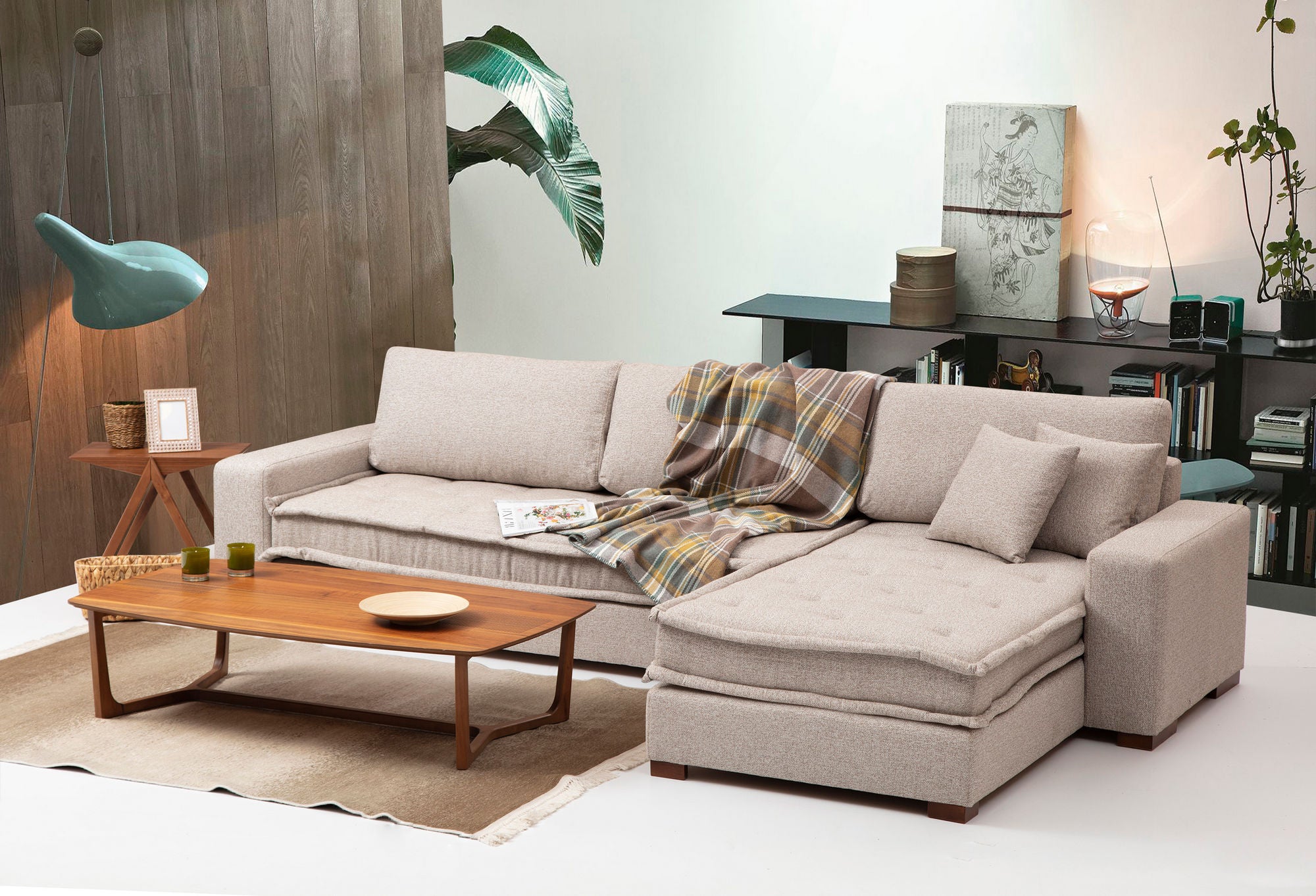 Sofá de canto elegante, bege areia, 323 x 190 cm | Estrutura em madeira de faia e aglomerado, 100% poliéster, espuma macia e almofadas de penas | Inclui 2 almofadas, pernas de nogueira