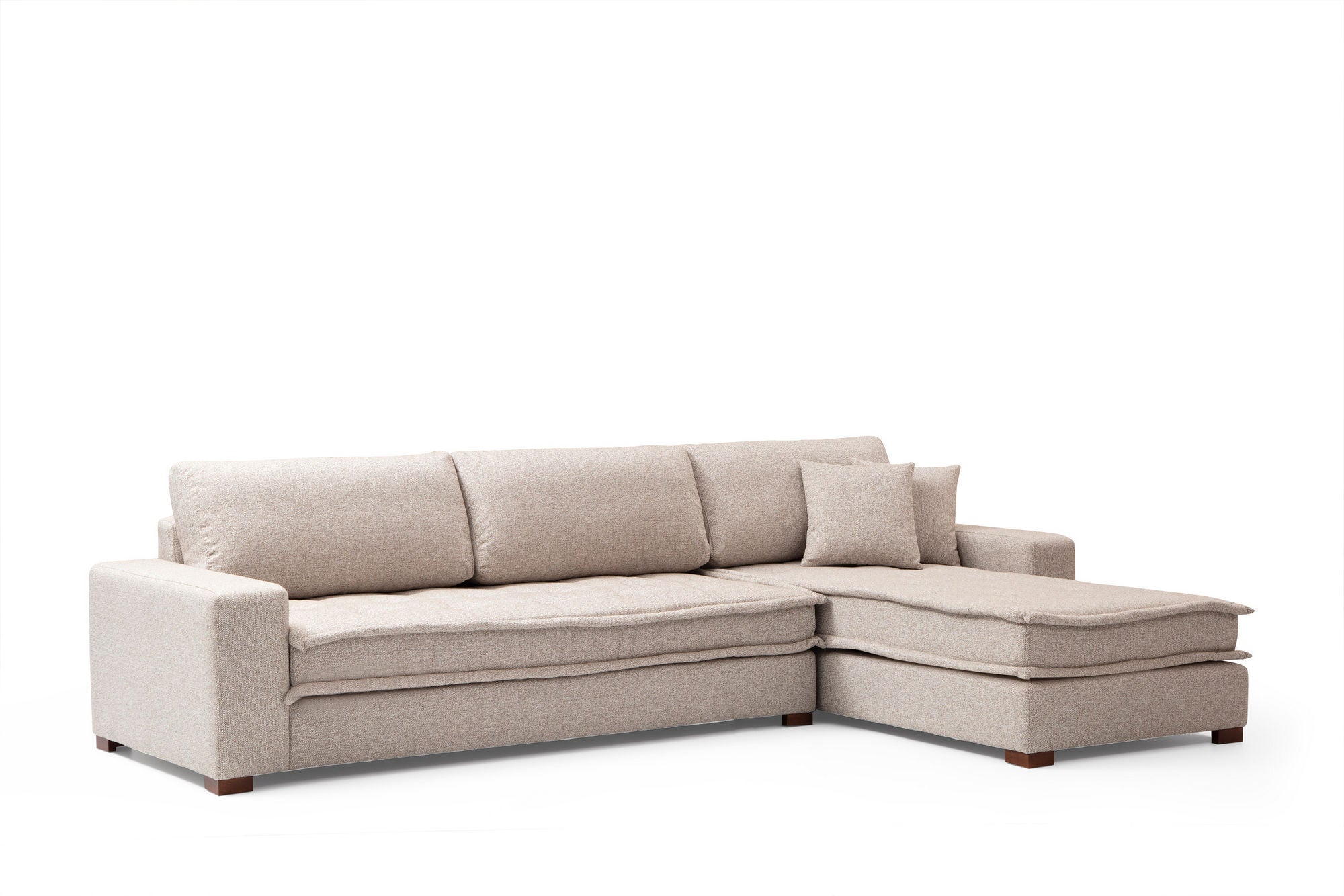 Sofá de canto elegante, bege areia, 323 x 190 cm | Estrutura em madeira de faia e aglomerado, 100% poliéster, espuma macia e almofadas de penas | Inclui 2 almofadas, pernas de nogueira