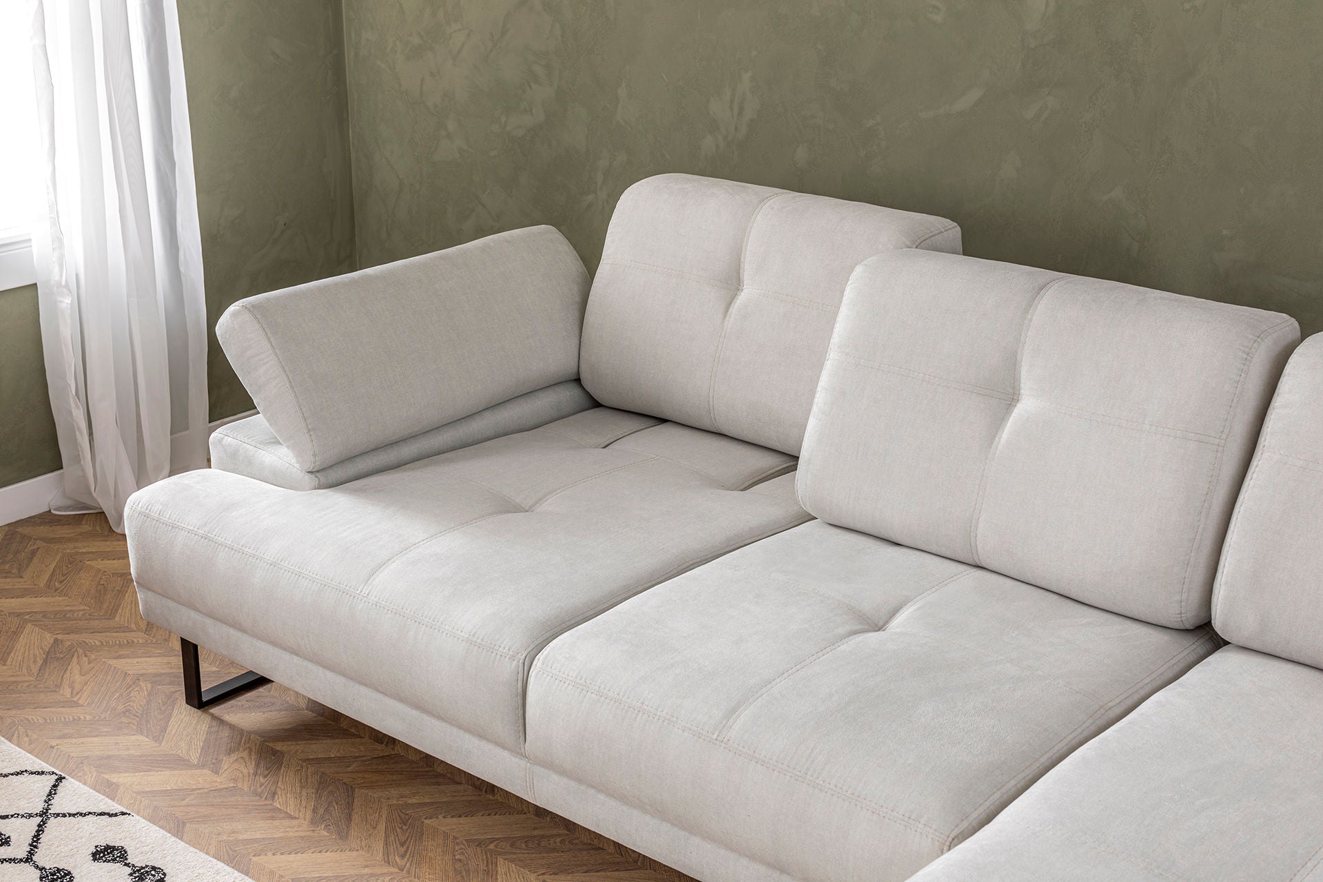 Sofá de canto elegante, bege, 274 x 174 x 83 cm | Estrutura em madeira de faia e aglomerado, 100% poliéster, braço ajustável, encosto móvel | Design industrial moderno