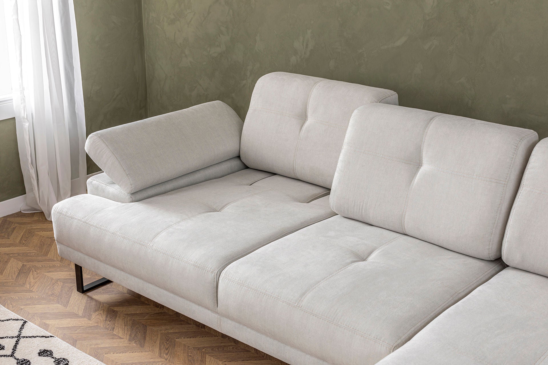 Sofá de canto elegante, bege, 274 x 174 x 83 cm | Estrutura em madeira de faia e aglomerado, 100% poliéster, braço ajustável, encosto móvel | Design industrial moderno