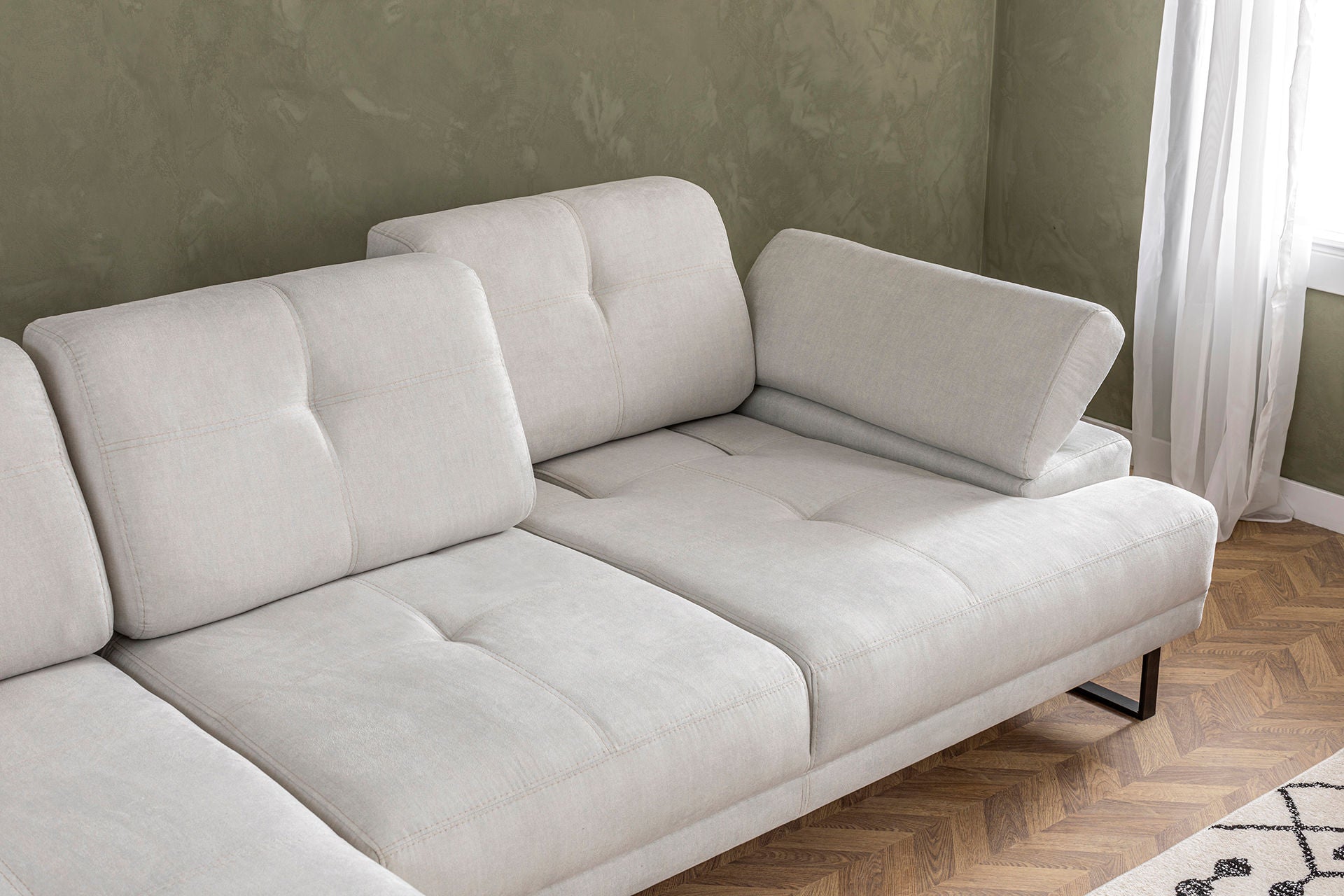 Sofá de canto elegante, bege, 174 x 274 cm | Estrutura em madeira de faia e aglomerado, 100% poliéster, braço ajustável, encosto móvel, pernas pretas foscas | Design industrial moderno
