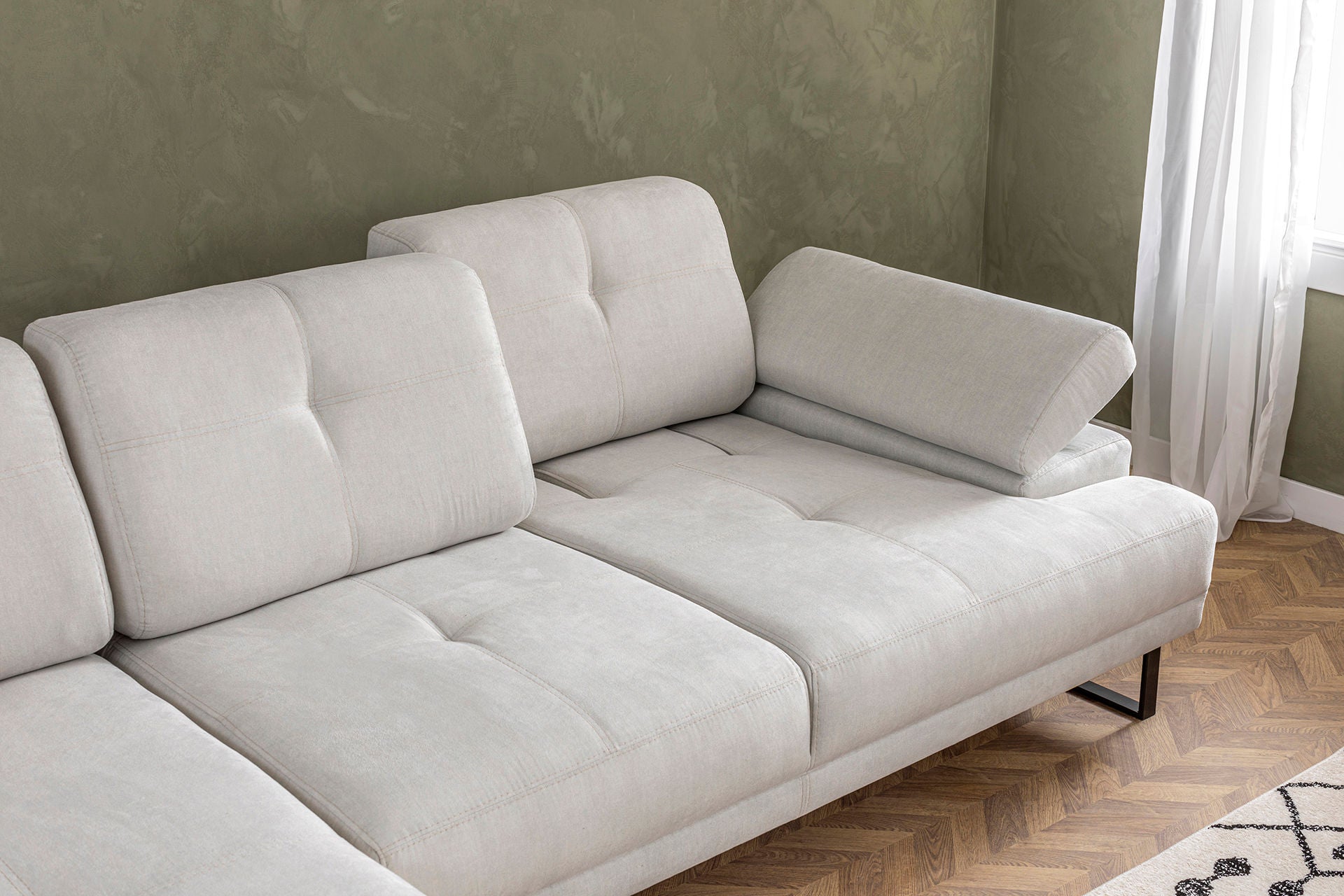 Sofá de canto elegante, bege, 174 x 274 cm | Estrutura em madeira de faia e aglomerado, 100% poliéster, braço ajustável, encosto móvel, pernas pretas foscas | Design industrial moderno