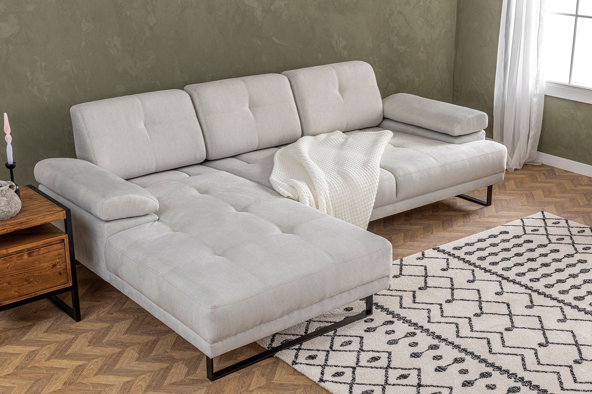 Sofá de canto elegante, bege, 174 x 274 cm | Estrutura em madeira de faia e aglomerado, 100% poliéster, braço ajustável, encosto móvel, pernas pretas foscas | Design industrial moderno
