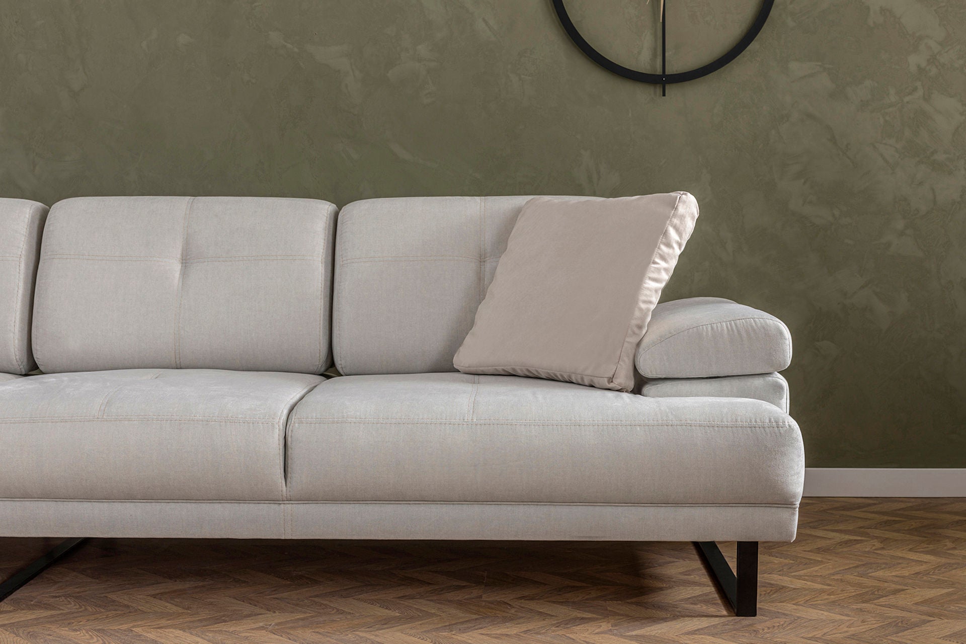 Sofá de canto elegante, bege, 174 x 274 cm | Estrutura em madeira de faia e aglomerado, 100% poliéster, braço ajustável, encosto móvel, pernas pretas foscas | Design industrial moderno