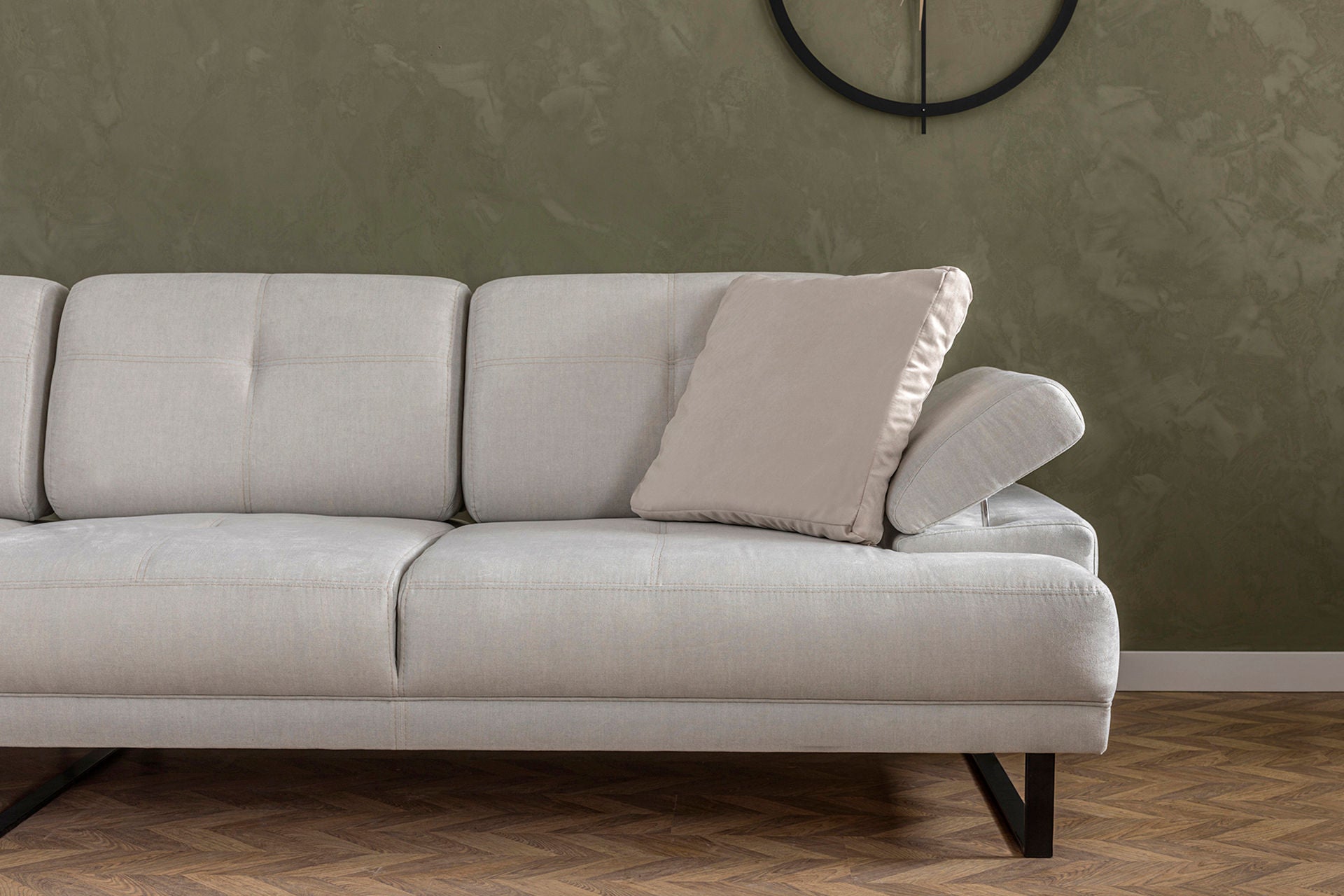 Sofá de canto elegante, bege, 174 x 274 cm | Estrutura em madeira de faia e aglomerado, 100% poliéster, braço ajustável, encosto móvel, pernas pretas foscas | Design industrial moderno