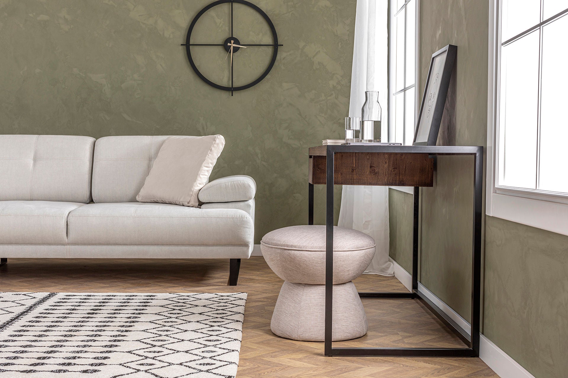 Sofá de canto elegante, bege, 174 x 274 cm | Estrutura em madeira de faia e aglomerado, 100% poliéster, braço ajustável, encosto móvel, pernas pretas foscas | Design industrial moderno