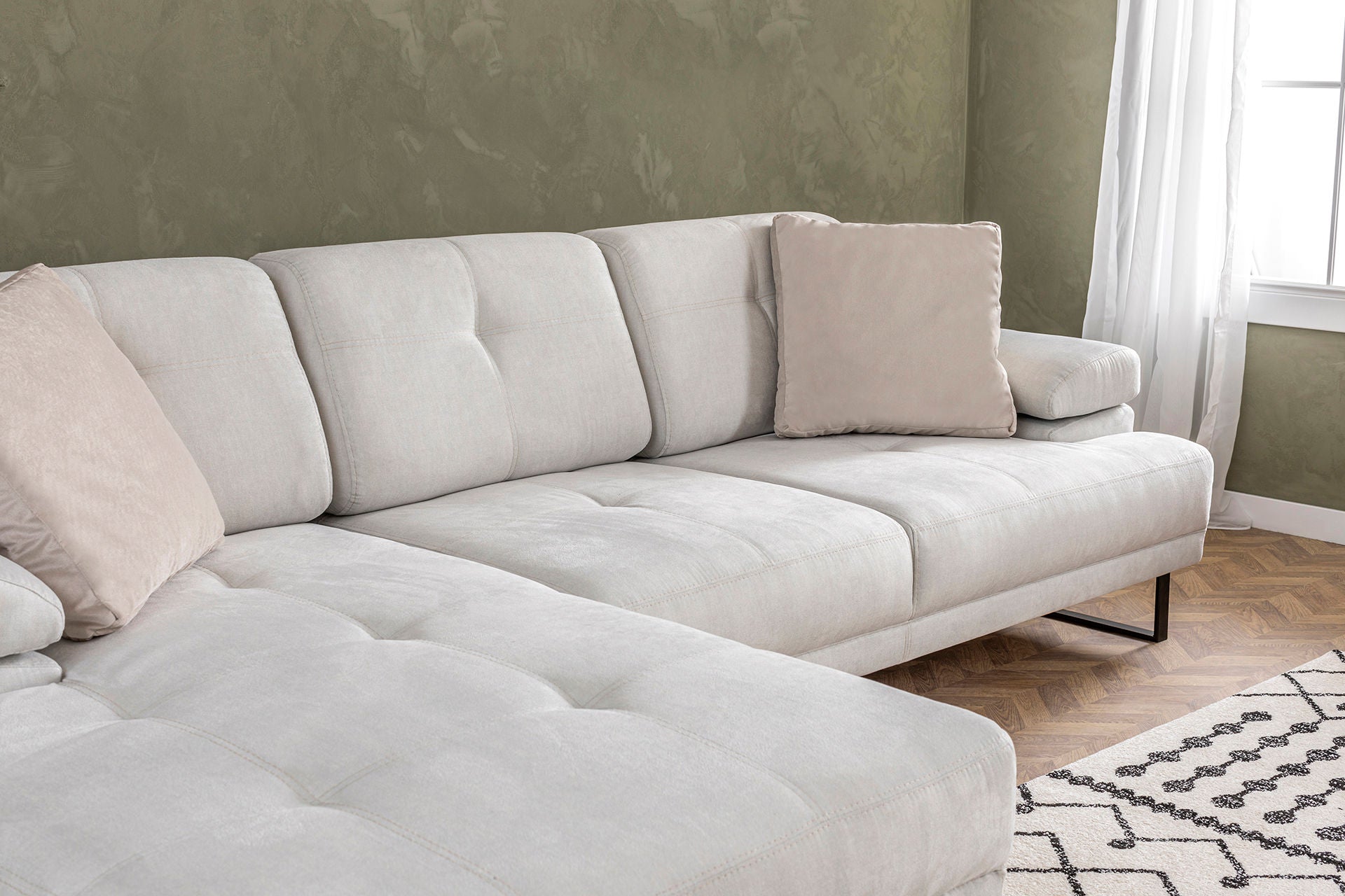 Sofá de canto elegante, bege, 174 x 274 cm | Estrutura em madeira de faia e aglomerado, 100% poliéster, braço ajustável, encosto móvel, pernas pretas foscas | Design industrial moderno