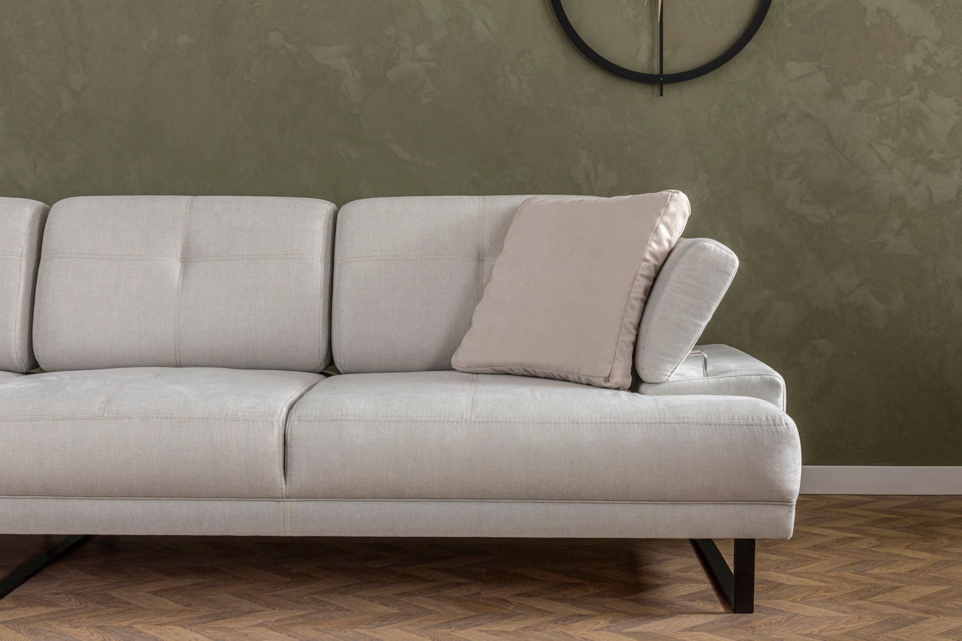 Sofá de canto bege com estrutura de madeira de faia, 174 x 314 cm | 100% poliéster, braço ajustável, encosto móvel, pernas de metal preto fosco | Elegante e funcional para uma vida moderna