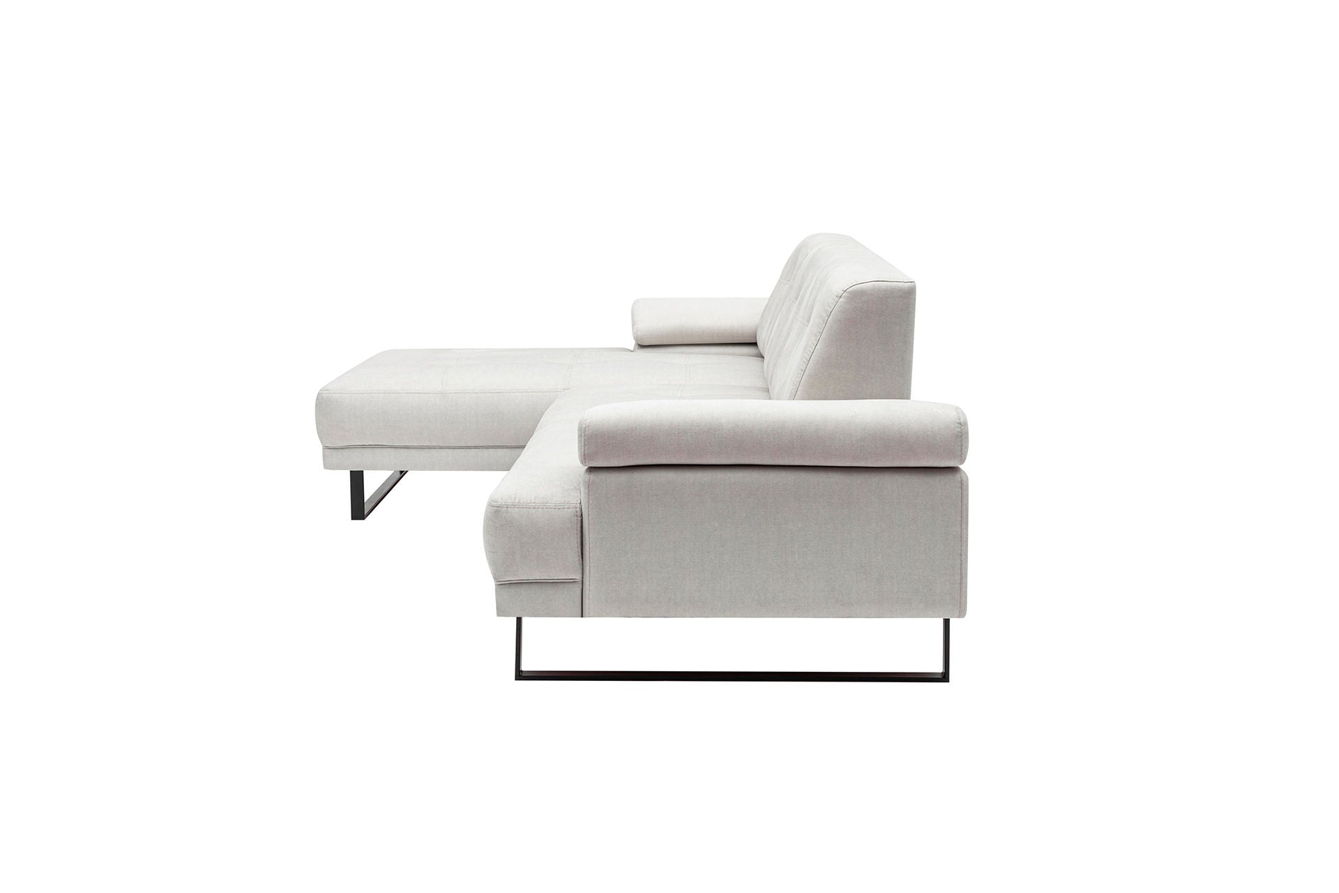 Sofá de canto bege com estrutura de madeira de faia, 174 x 314 cm | 100% poliéster, braço ajustável, encosto móvel, pernas de metal preto fosco | Elegante e funcional para uma vida moderna