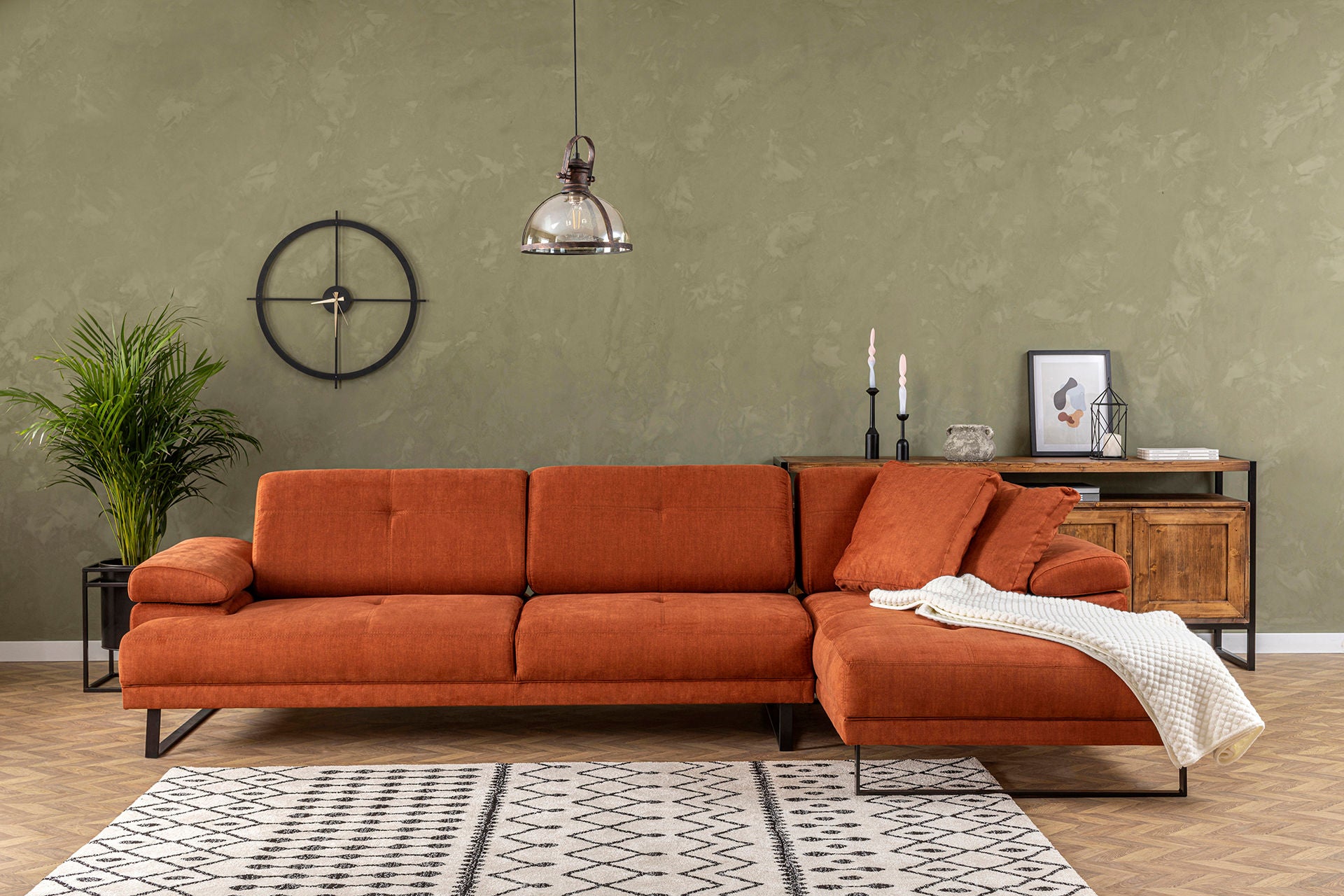 Sofá de canto laranja elegante, estrutura de madeira de faia e aglomerado, 274 x 174 cm | 100% poliéster, braço ajustável, encosto móvel, pernas pretas foscas | Design industrial moderno