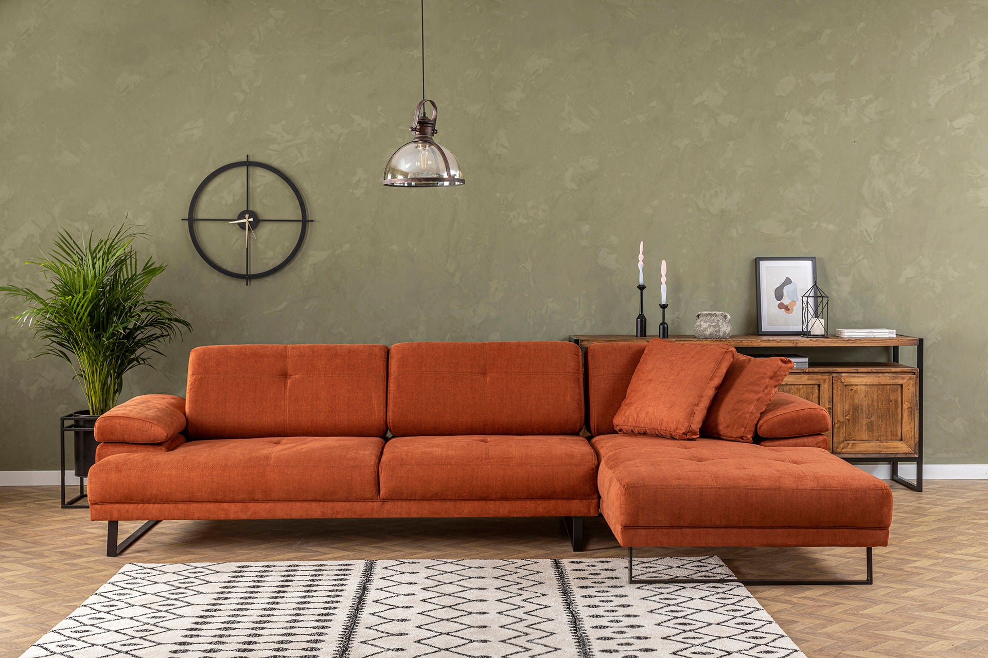 Sofá de canto laranja elegante, estrutura de madeira de faia e aglomerado, 274 x 174 cm | 100% poliéster, braço ajustável, encosto móvel, pernas pretas foscas | Design industrial moderno