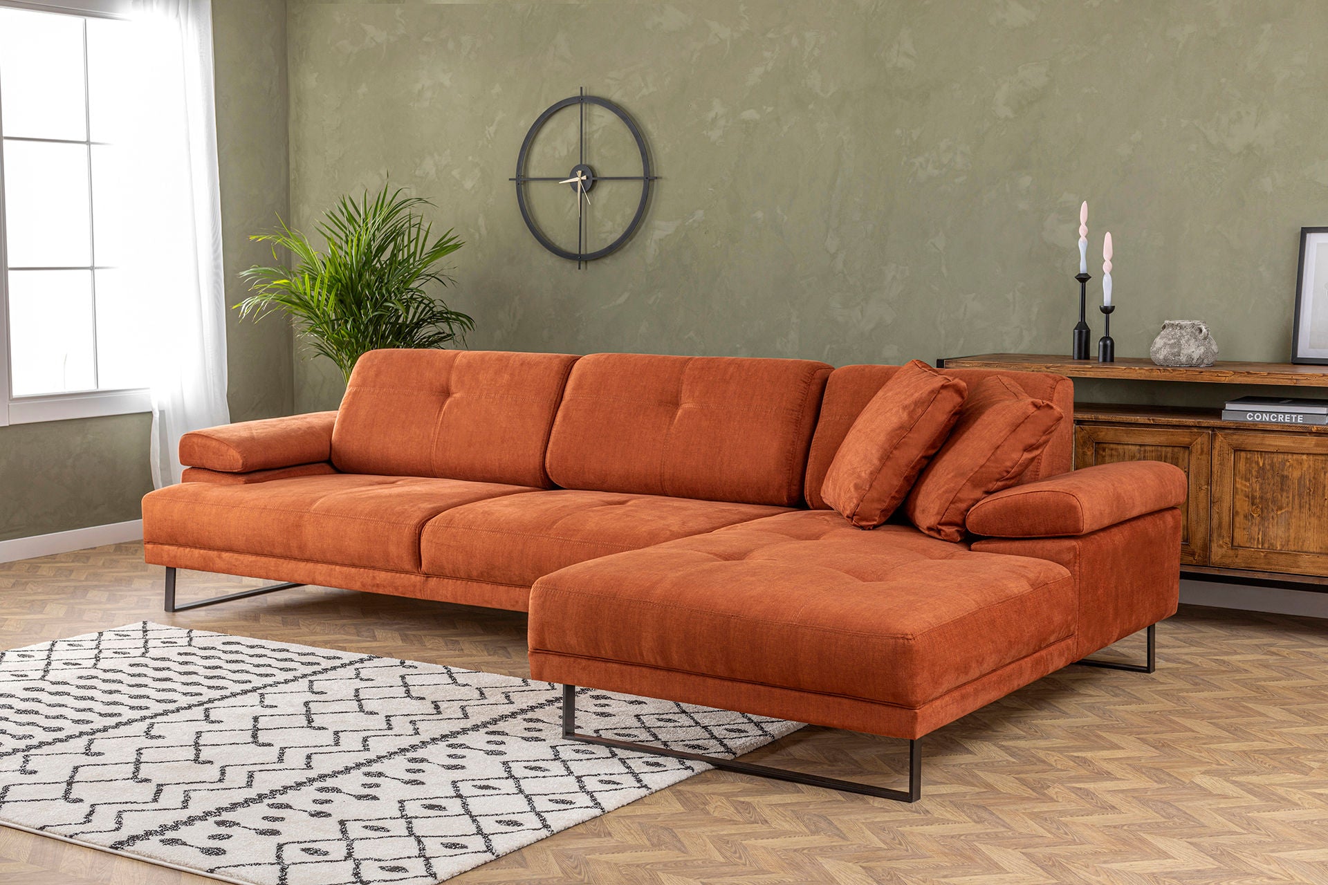 Sofá de canto laranja elegante, estrutura de madeira de faia e aglomerado, 274 x 174 cm | 100% poliéster, braço ajustável, encosto móvel, pernas pretas foscas | Design industrial moderno