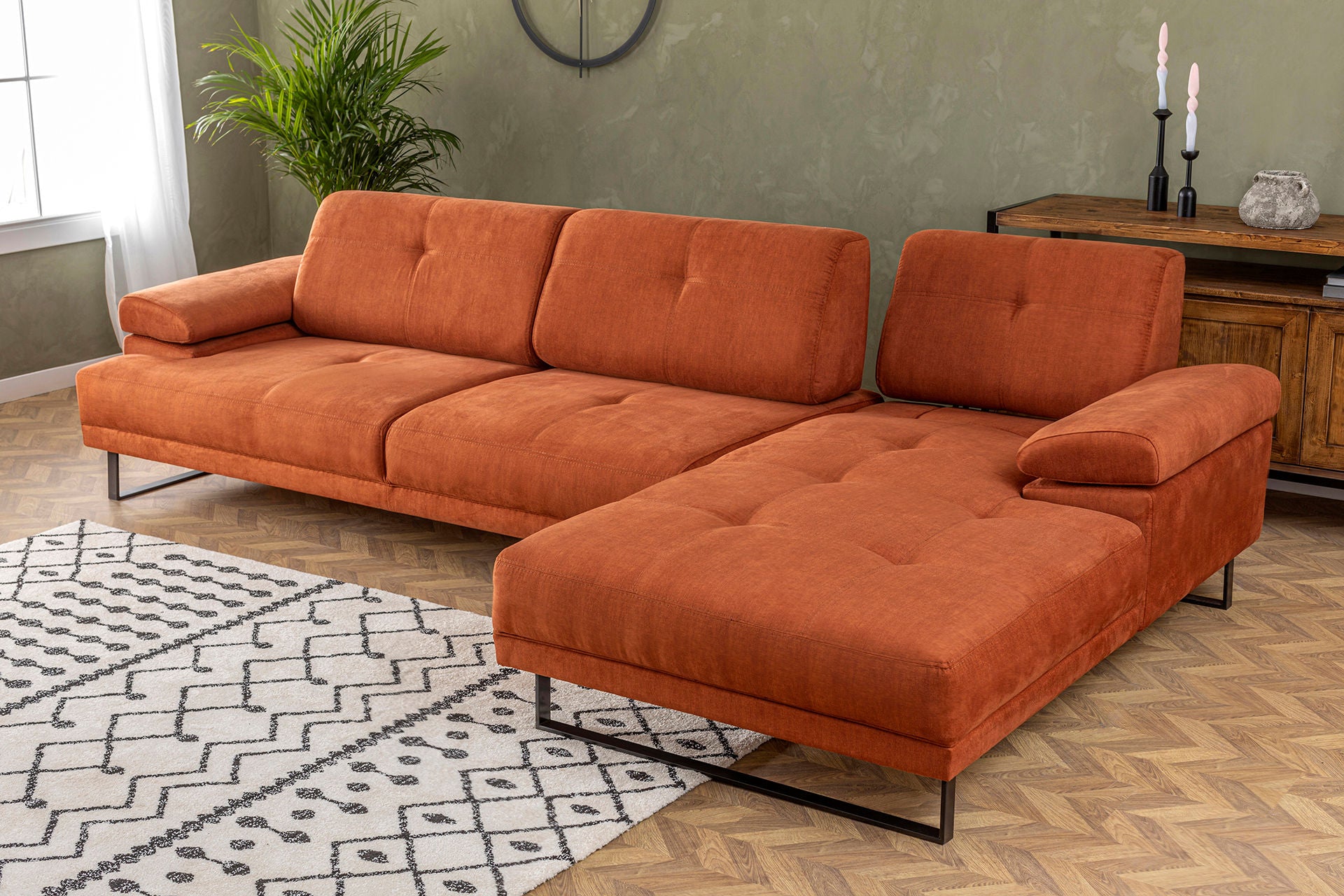 Sofá de canto laranja elegante, estrutura de madeira de faia e aglomerado, 274 x 174 cm | 100% poliéster, braço ajustável, encosto móvel, pernas pretas foscas | Design industrial moderno