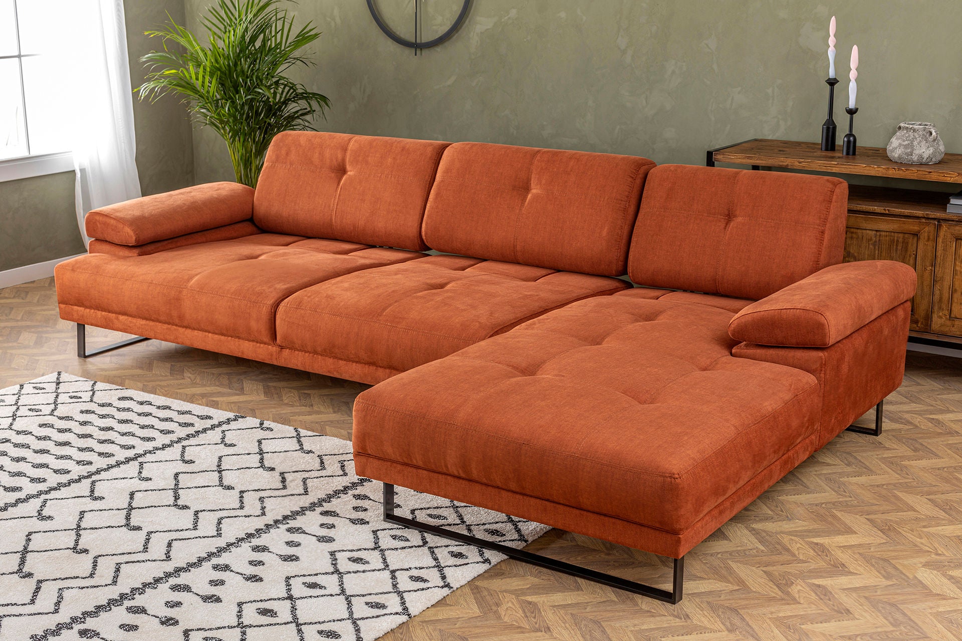Sofá de canto laranja elegante, estrutura de madeira de faia e aglomerado, 314 x 174 cm | 100% poliéster, braço ajustável, encosto móvel, design industrial moderno