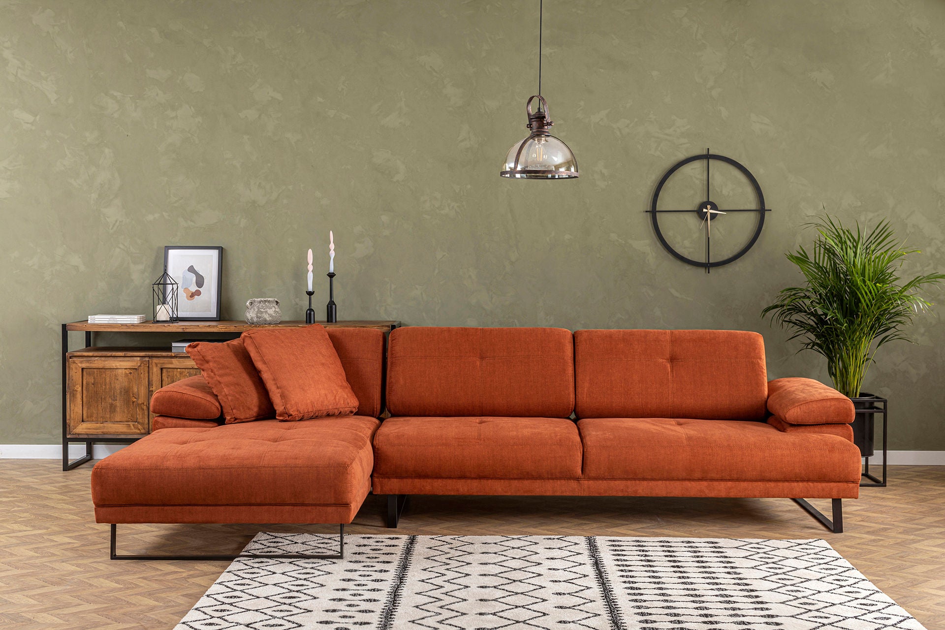 Sofá de canto laranja elegante, estrutura de madeira de faia e aglomerado, 174 x 314 cm | 100% poliéster, braço ajustável, encosto móvel, pernas pretas foscas | Design industrial moderno