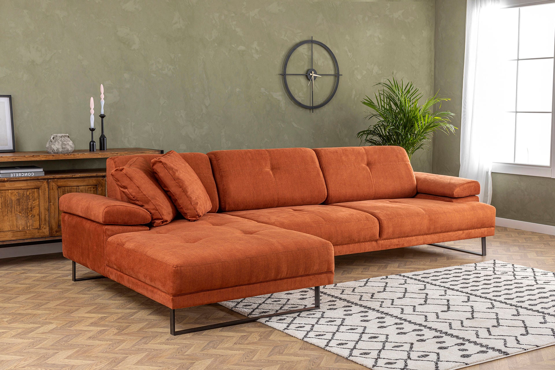 Sofá de canto laranja elegante, estrutura de madeira de faia e aglomerado, 174 x 314 cm | 100% poliéster, braço ajustável, encosto móvel, pernas pretas foscas | Design industrial moderno