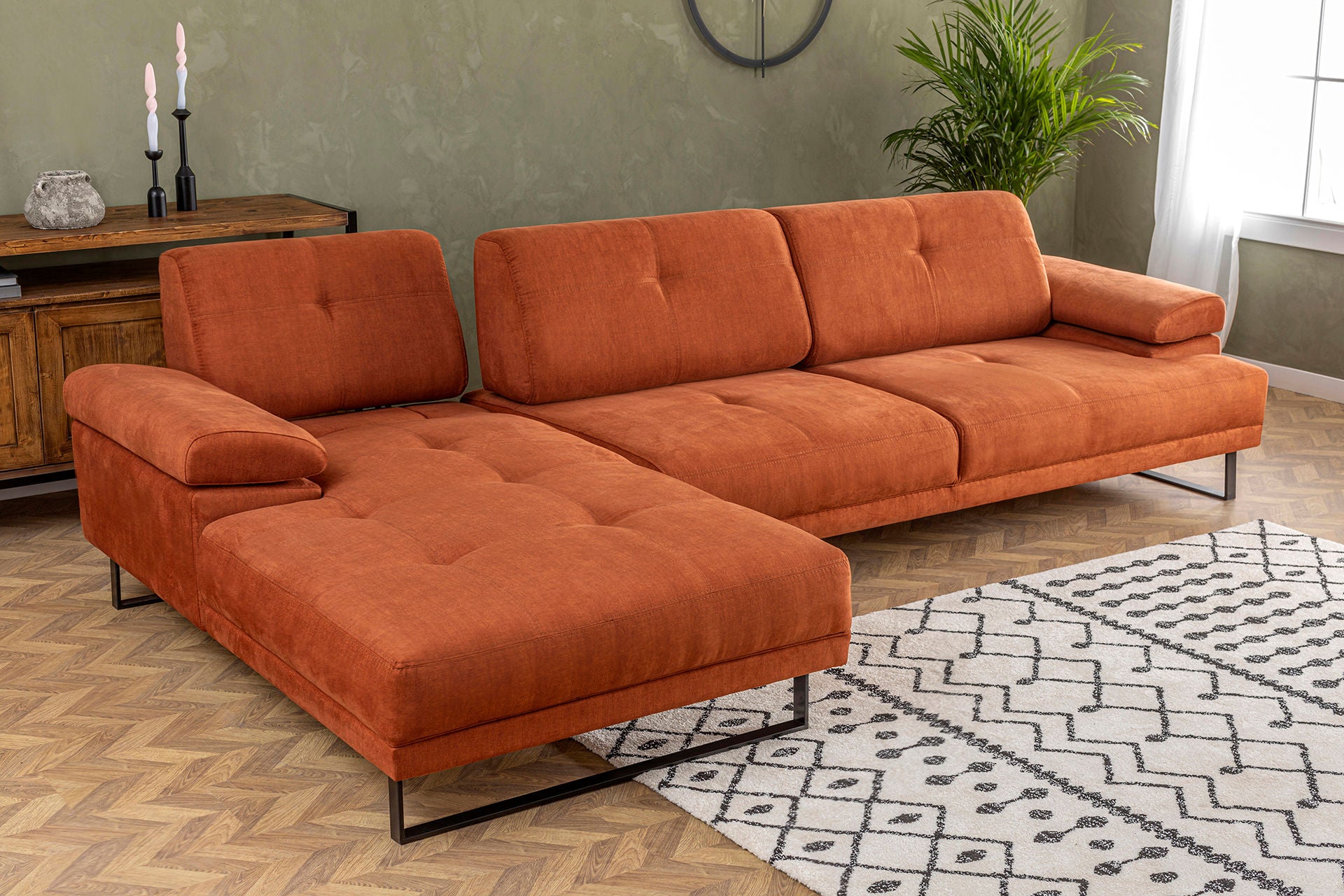 Sofá de canto laranja elegante, estrutura de madeira de faia e aglomerado, 174 x 314 cm | 100% poliéster, braço ajustável, encosto móvel, pernas pretas foscas | Design industrial moderno