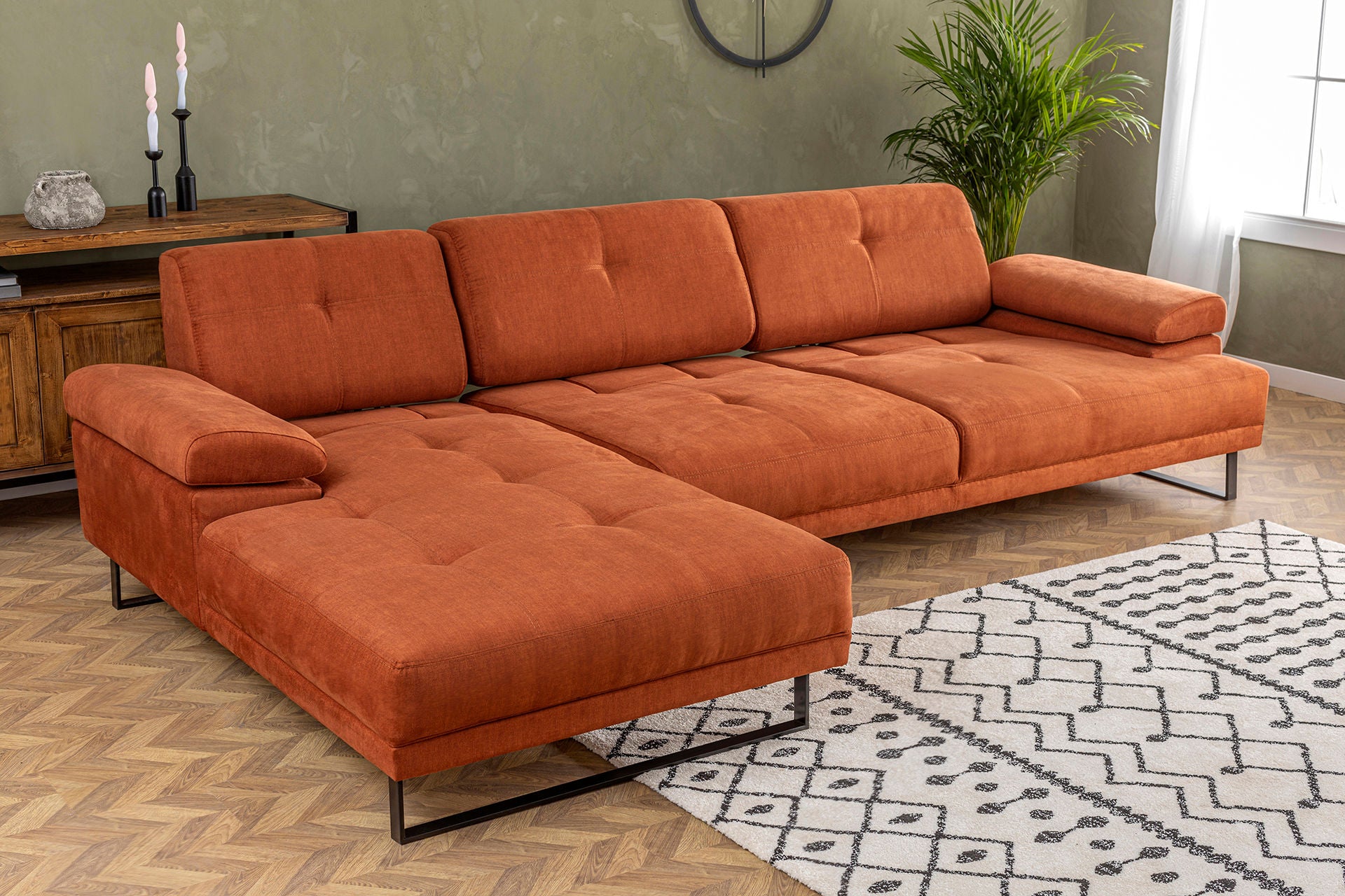 Sofá de canto laranja elegante, estrutura de madeira de faia e aglomerado, 174 x 314 cm | 100% poliéster, braço ajustável, encosto móvel, pernas pretas foscas | Design industrial moderno
