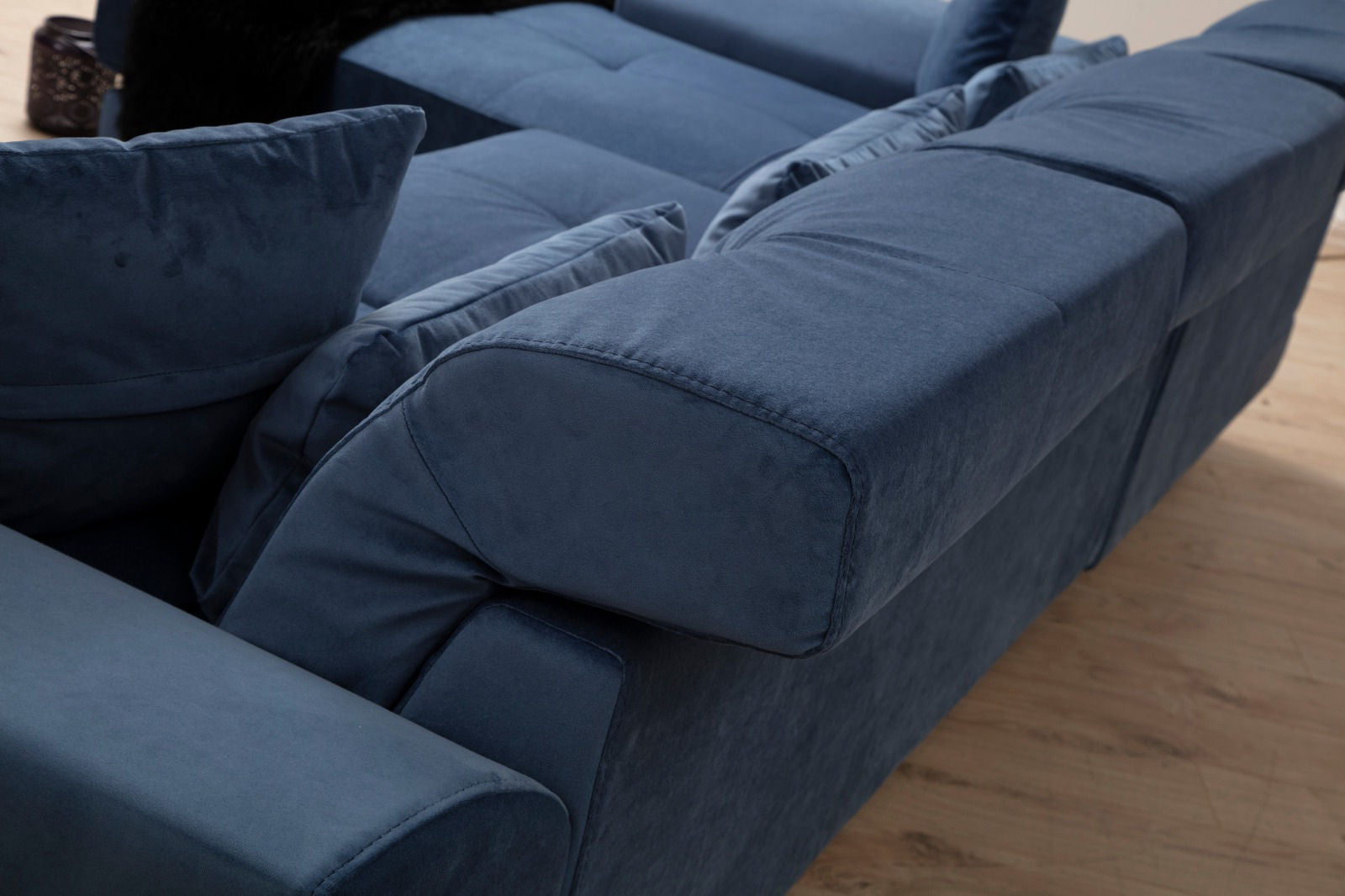 Sofá de canto elegante em azul-marinho, estrutura de madeira de faia e aglomerado, encosto ajustável, 5 almofadas incluídas, 190 x 304 cm | Design industrial moderno, tecido lavável a seco