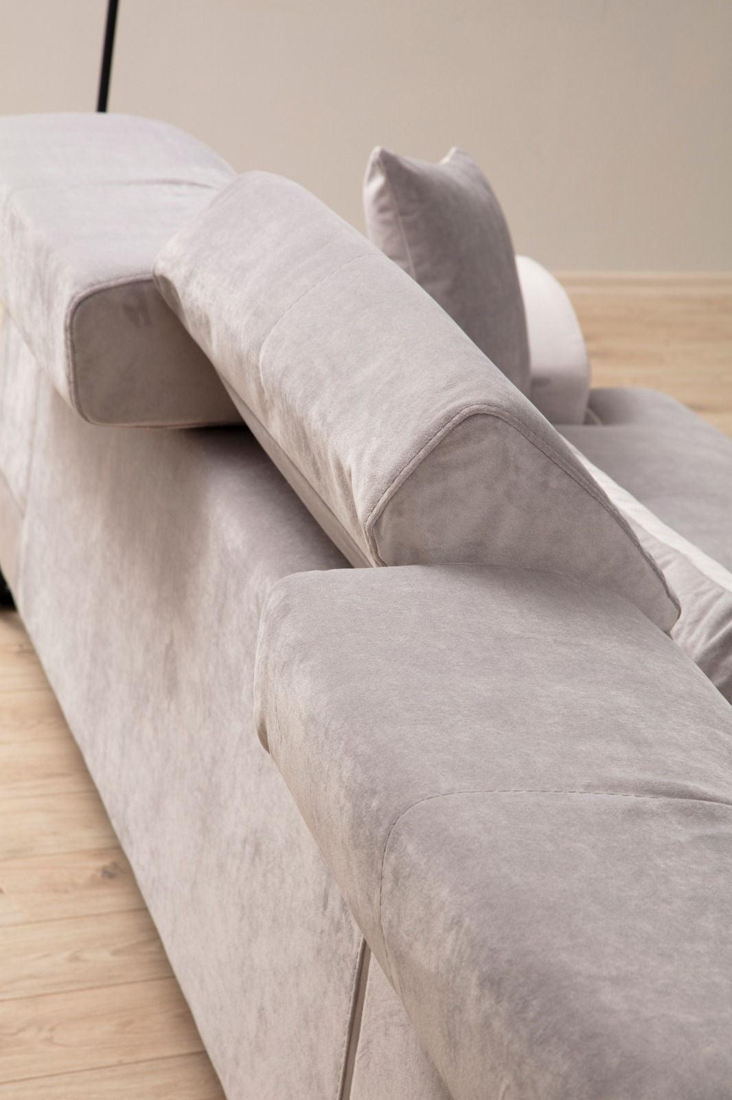 Sofá de canto elegante, cinza claro, 190 x 304 cm | Estrutura em madeira de faia e aglomerado, encosto ajustável, almofadas de espuma macia | Design moderno para sala de estar