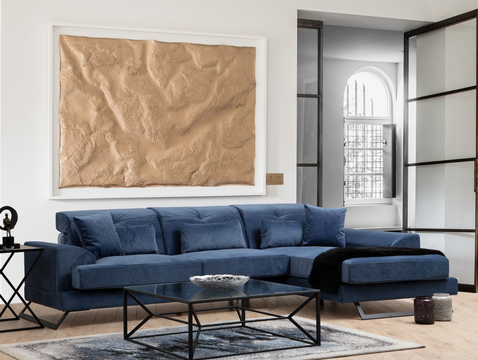 Sofá de canto elegante em azul-marinho, 304 x 190 cm | Estrutura em madeira de faia e aglomerado, encosto ajustável, 5 almofadas incluídas | Design industrial moderno, tecido lavável a seco