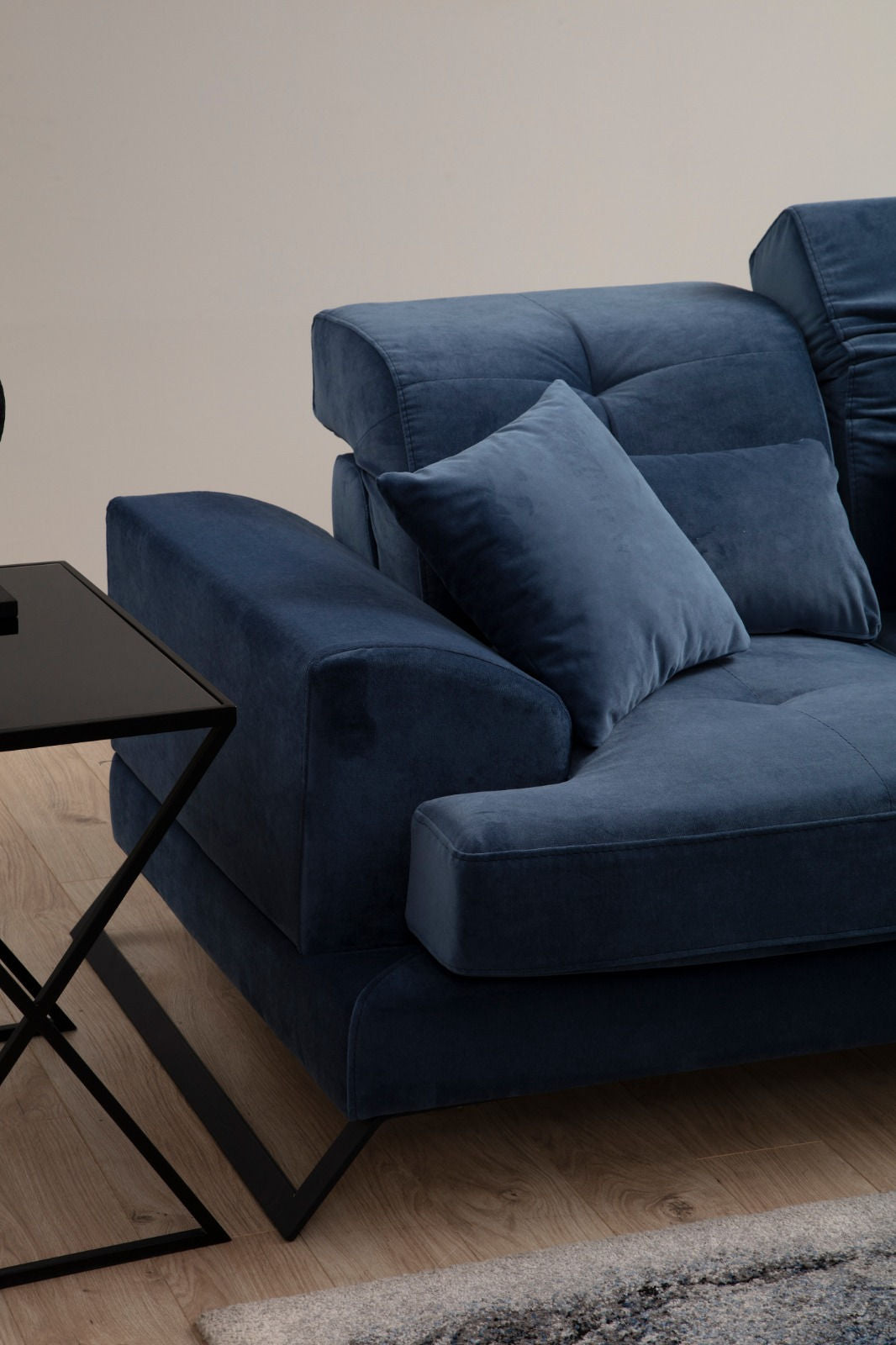 Sofá de canto elegante em azul-marinho, 304 x 190 cm | Estrutura em madeira de faia e aglomerado, encosto ajustável, 5 almofadas incluídas | Design industrial moderno, tecido lavável a seco