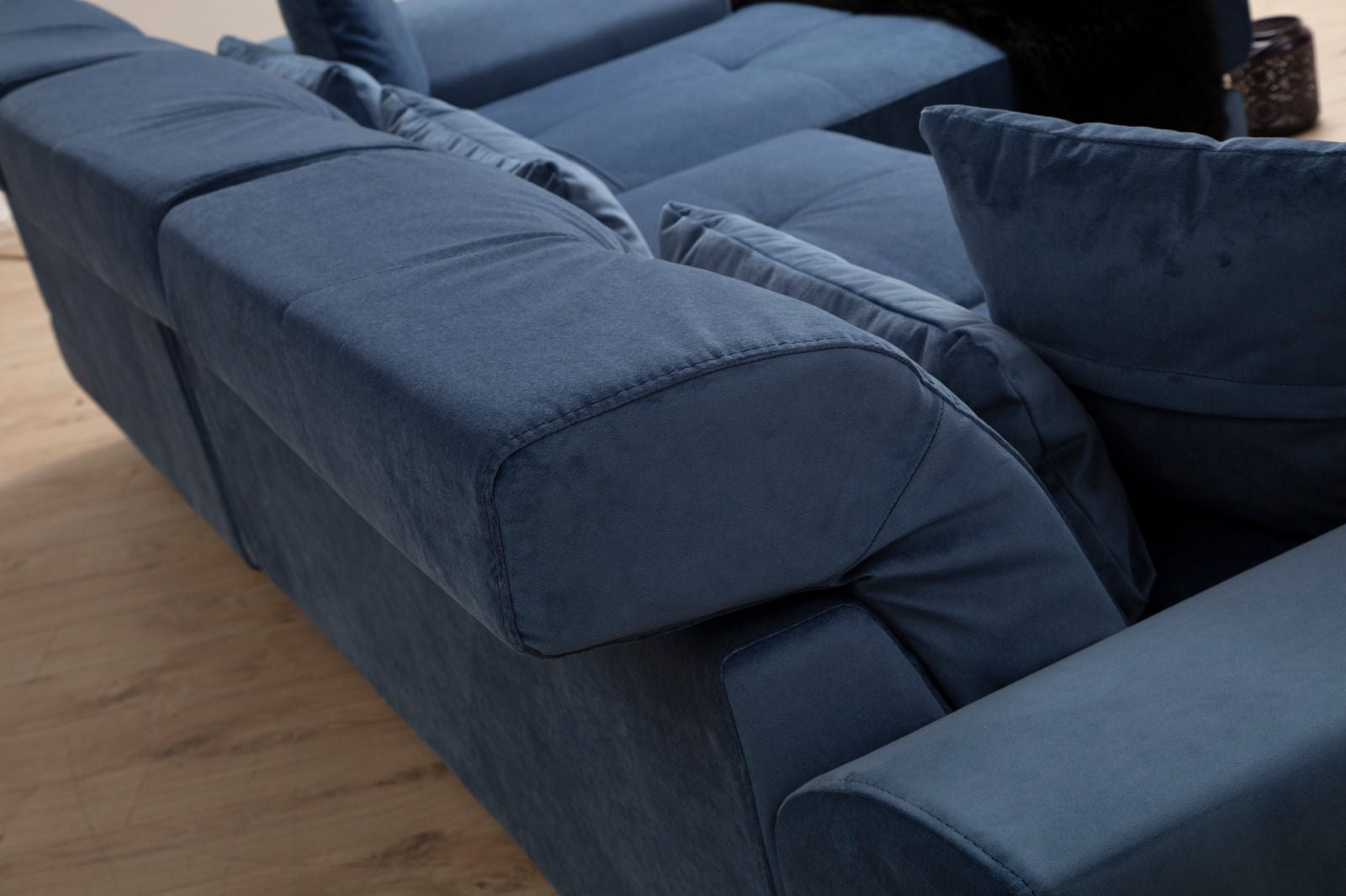 Sofá de canto elegante em azul-marinho, 304 x 190 cm | Estrutura em madeira de faia e aglomerado, encosto ajustável, 5 almofadas incluídas | Design industrial moderno, tecido lavável a seco
