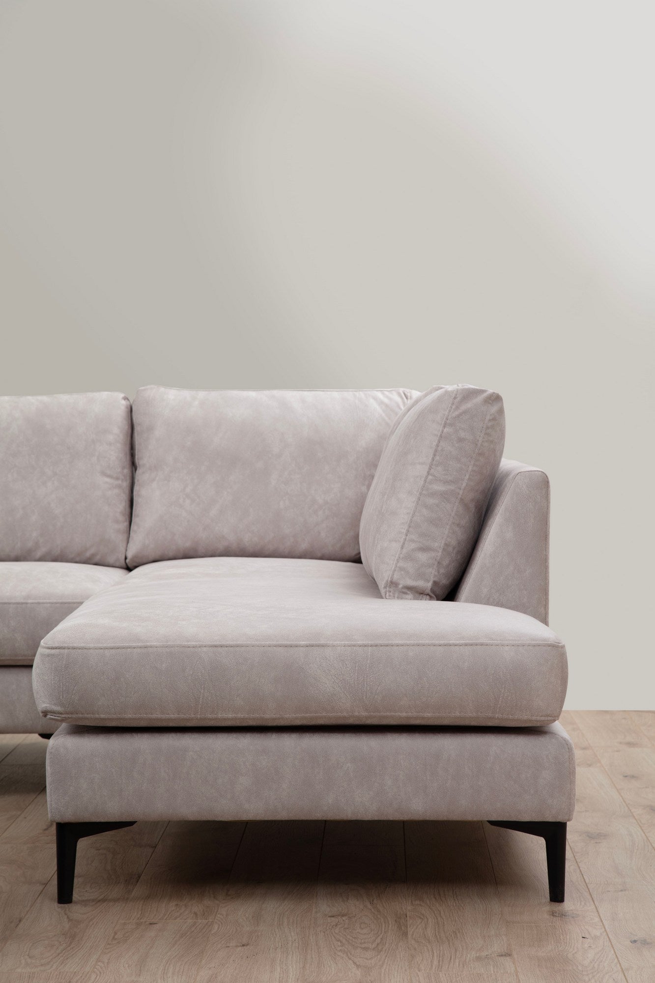 Sofá de canto elegante, bege, 155 x 314 x 200 cm | Estrutura em madeira de faia e aglomerado, 100% poliéster, almofadas de espuma macia | Design moderno para sala de estar