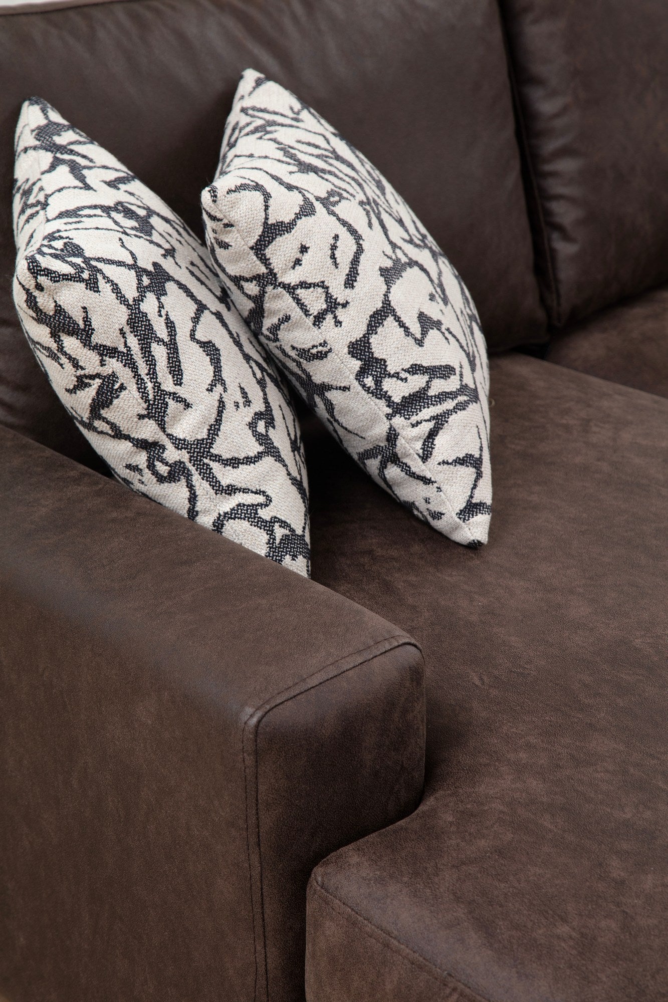 Sofá de canto elegante, marrom, 155 x 314 x 200 cm | Estrutura em madeira de faia e aglomerado, 100% poliéster, almofadas de espuma macia | Design moderno para sala de estar