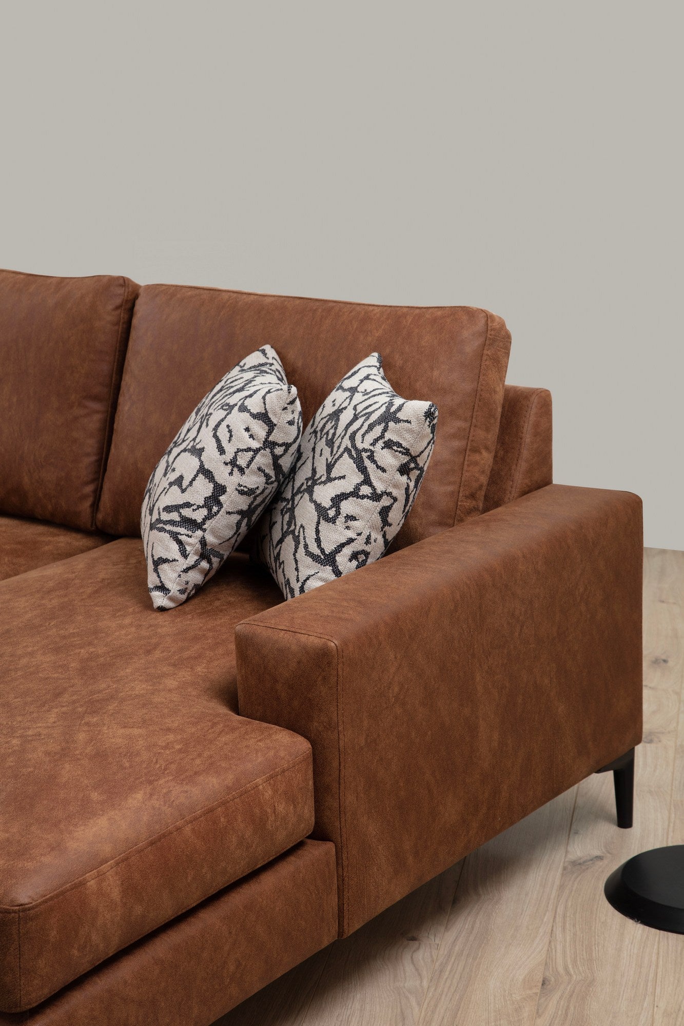 Sofá de canto elegante, cor camelo, 200 x 314 x 155 cm | Estrutura em madeira de faia e aglomerado, 100% poliéster, almofadas de espuma macia | Design moderno para sala de estar