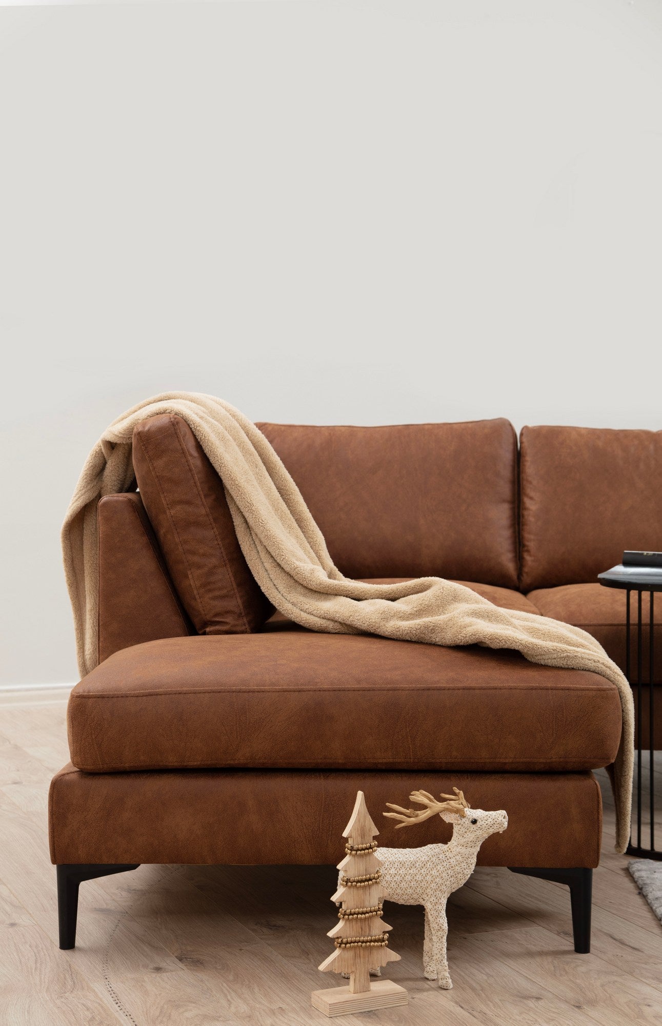 Sofá de canto elegante, cor camelo, 200 x 314 x 155 cm | Estrutura em madeira de faia e aglomerado, 100% poliéster, almofadas de espuma macia | Design moderno para sala de estar