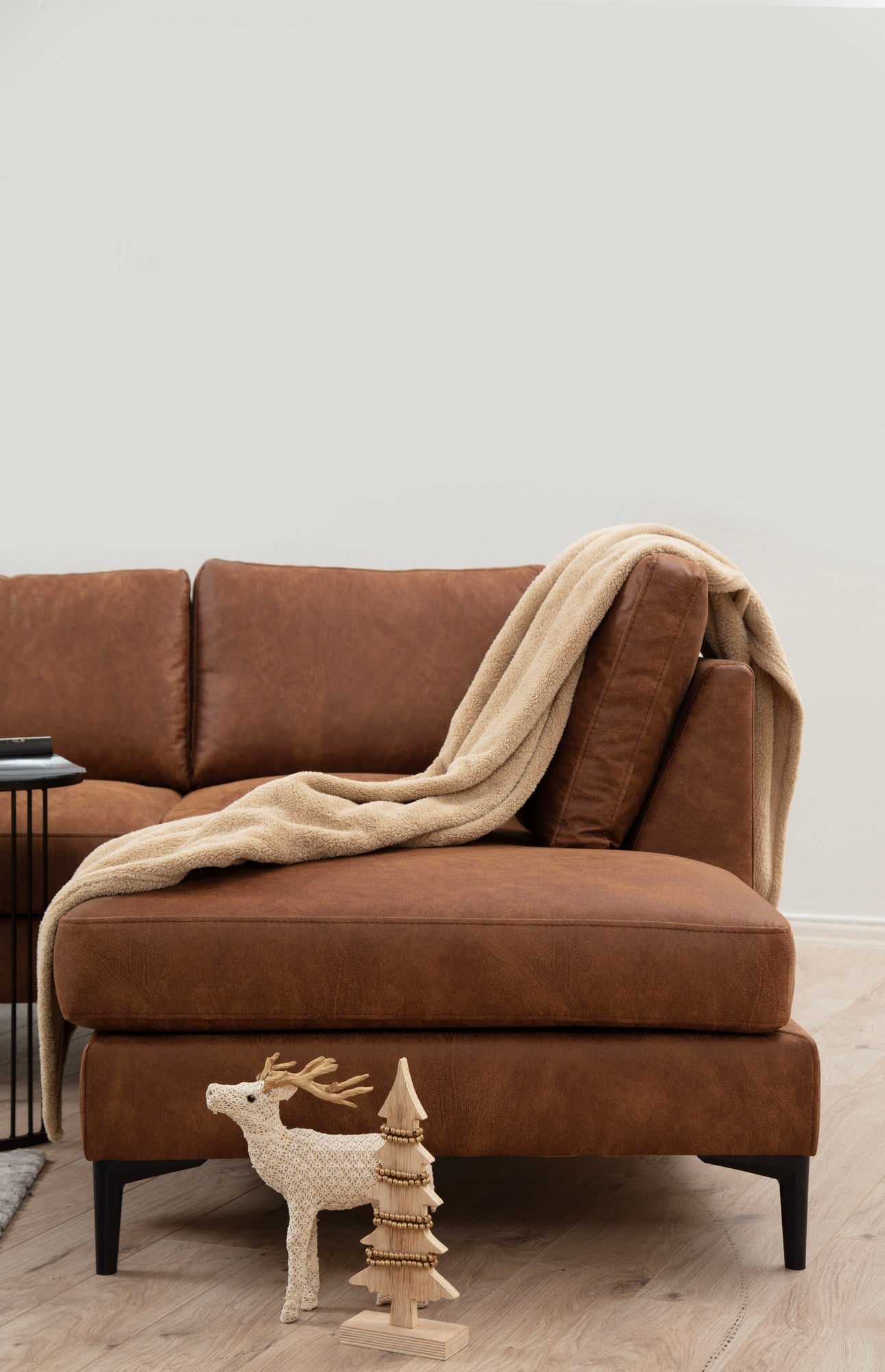 Sofá de canto elegante, cor camelo, 155 x 314 x 200 cm | Estrutura em madeira de faia e aglomerado, 100% poliéster, tecido lavável a seco | Design confortável e moderno