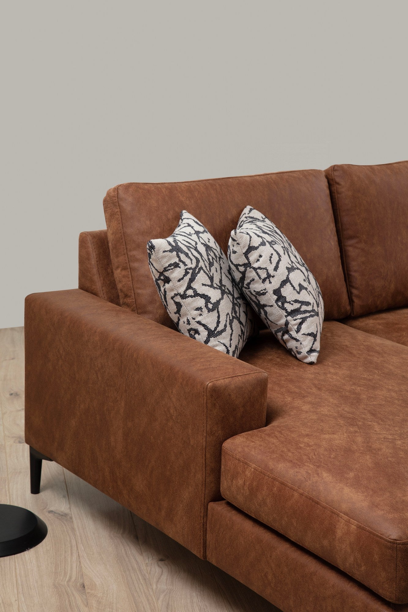 Sofá de canto elegante, cor camelo, 155 x 314 x 200 cm | Estrutura em madeira de faia e aglomerado, 100% poliéster, tecido lavável a seco | Design confortável e moderno