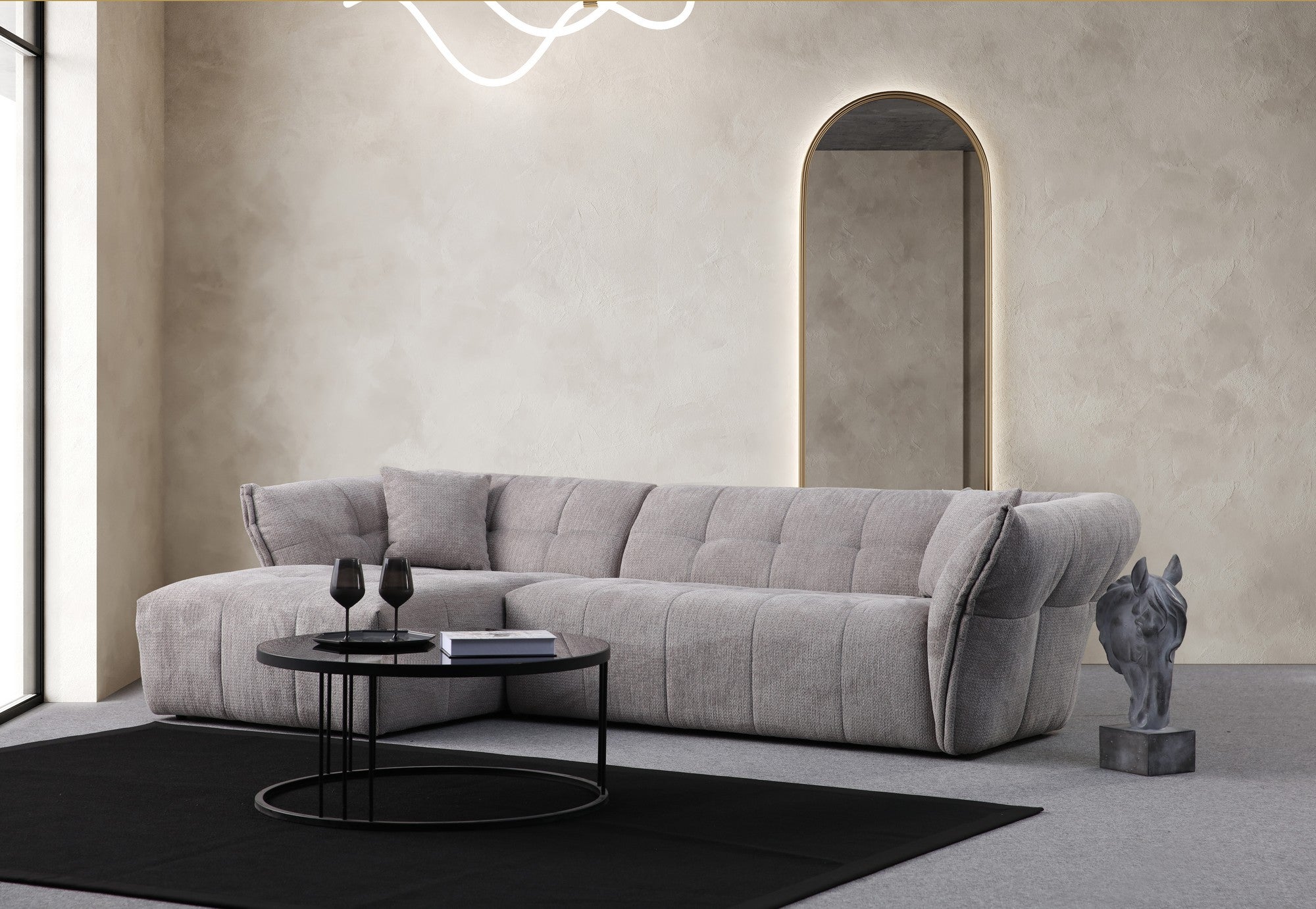 Sofá de canto elegante, cinza claro, 290 x 165 cm | Estrutura em madeira de faia e aglomerado, tecido 100% poliéster | Inclui 2 almofadas, perfeito para ambientes modernos