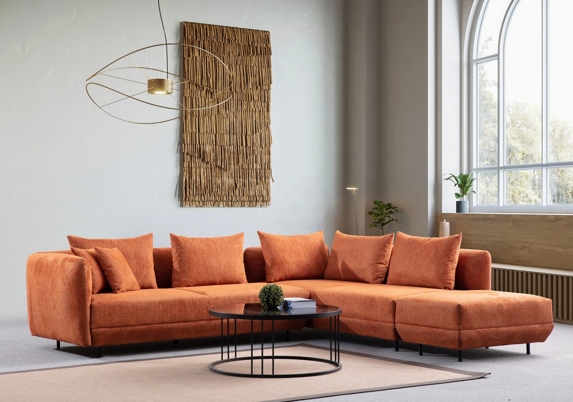 Sofá de canto laranja elegante, 310 x 265 cm | Estrutura em madeira de faia e aglomerado, tecido 100% poliéster | 7 almofadas, pernas de metal preto | Perfeito para salas de estar modernas