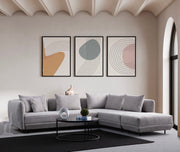 Sofá de canto elegante, cinza claro, 310 x 265 cm | Estrutura em madeira de faia e aglomerado, tecido 100% poliéster | 7 almofadas, pernas de metal preto | Perfeito para salas de estar modernas