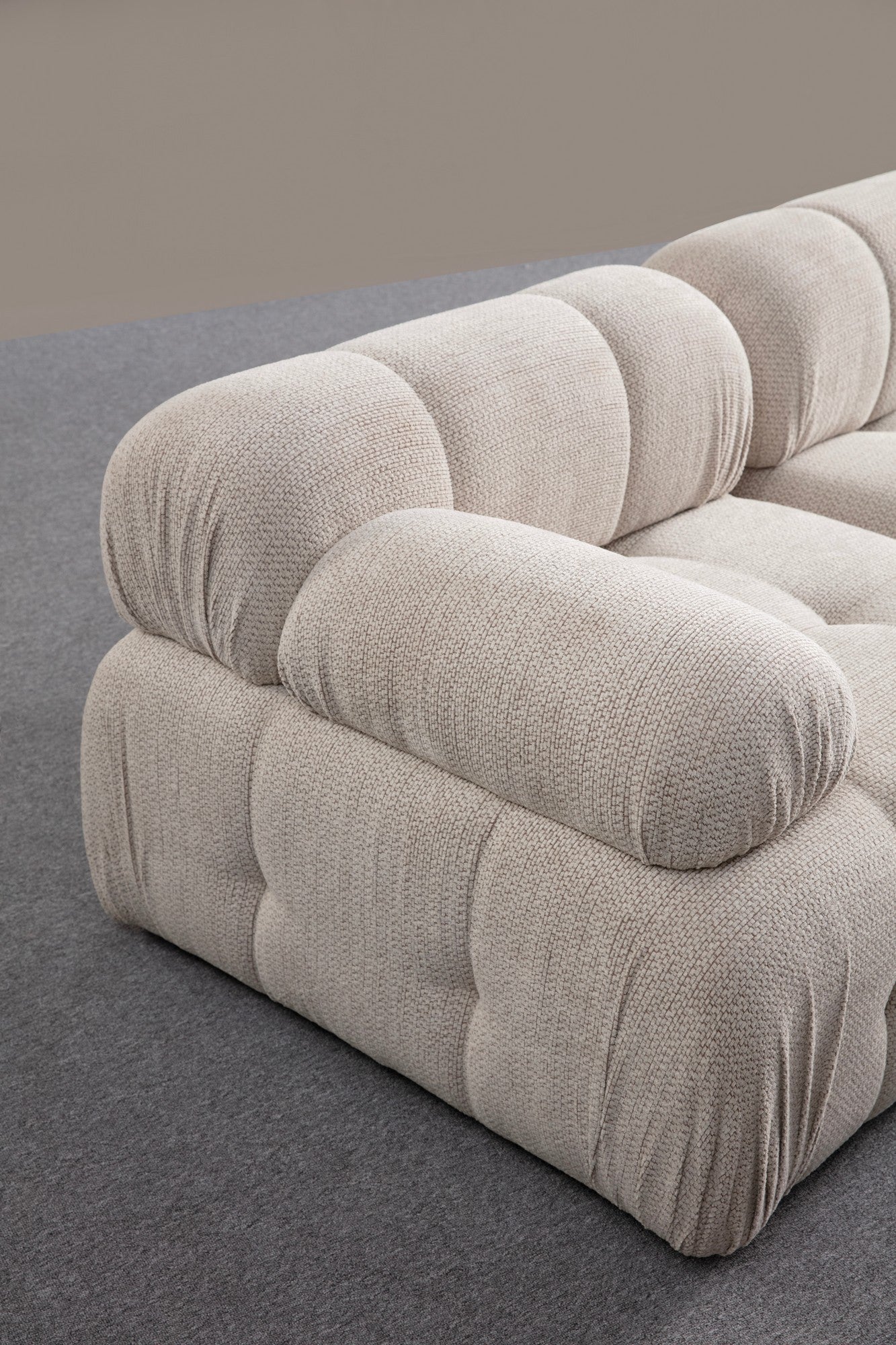 Sofá de canto elegante em creme, estrutura em madeira de faia e aglomerado, 290 x 160 cm | 100% poliéster, assento em espuma macia | Design moderno para salas de estar