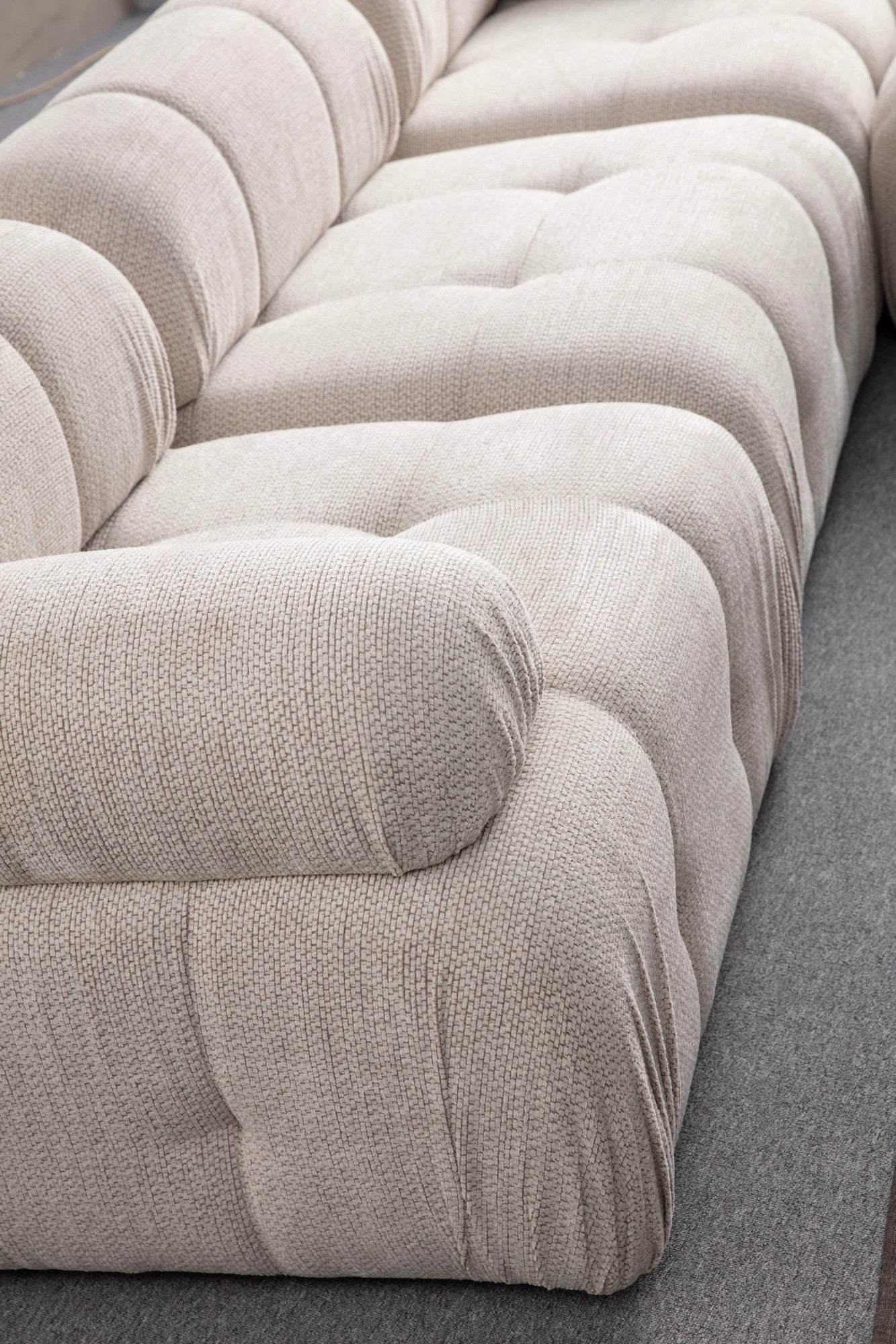 Sofá de canto elegante em creme, estrutura em madeira de faia e aglomerado, 290 x 160 cm | 100% poliéster, assento em espuma macia | Design moderno para salas de estar