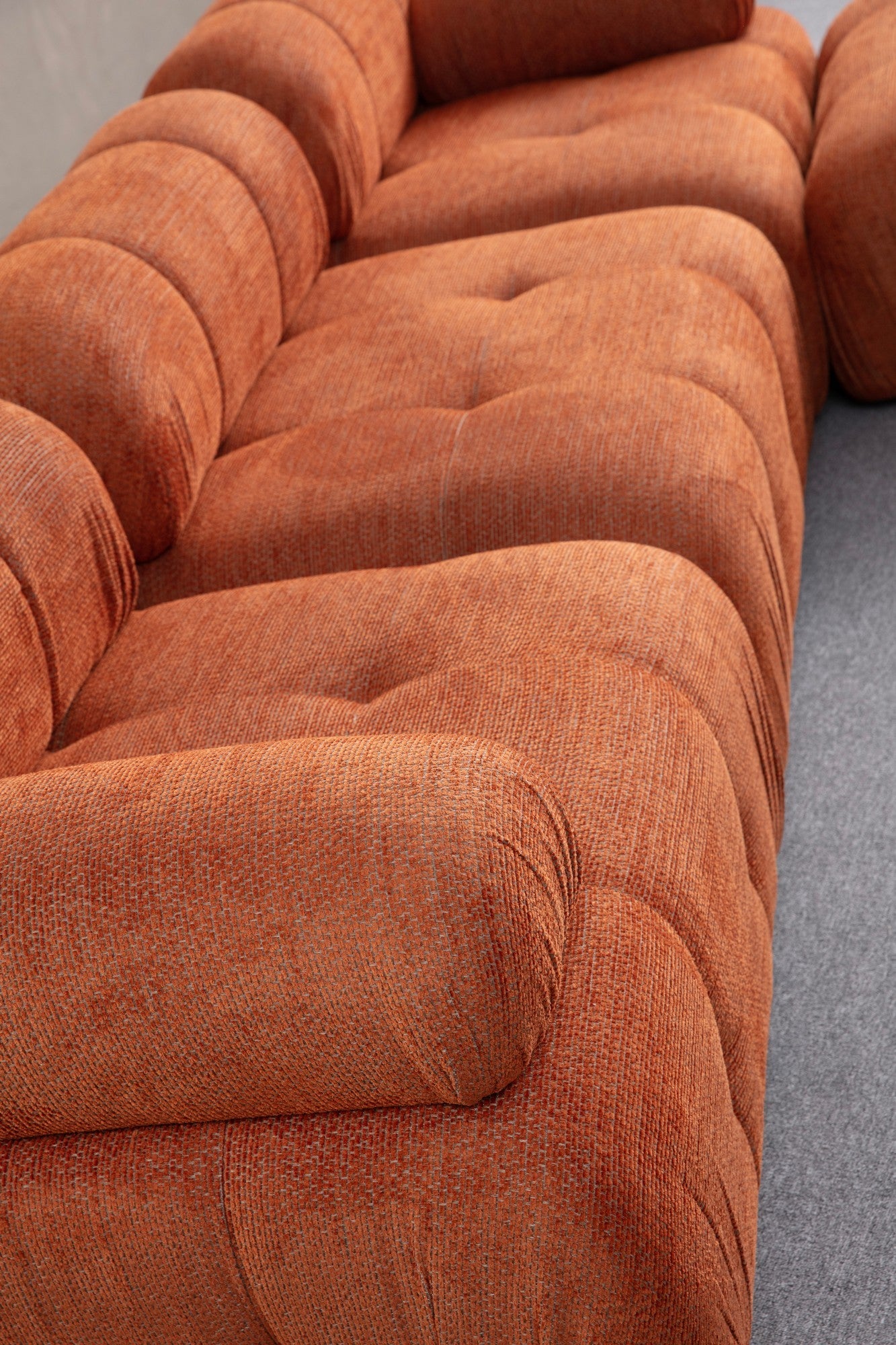 Sofá de canto laranja elegante, estrutura de madeira de faia e aglomerado, 290 x 160 cm | Tecido 100% poliéster, assento de espuma macia | Design moderno para salas de estar