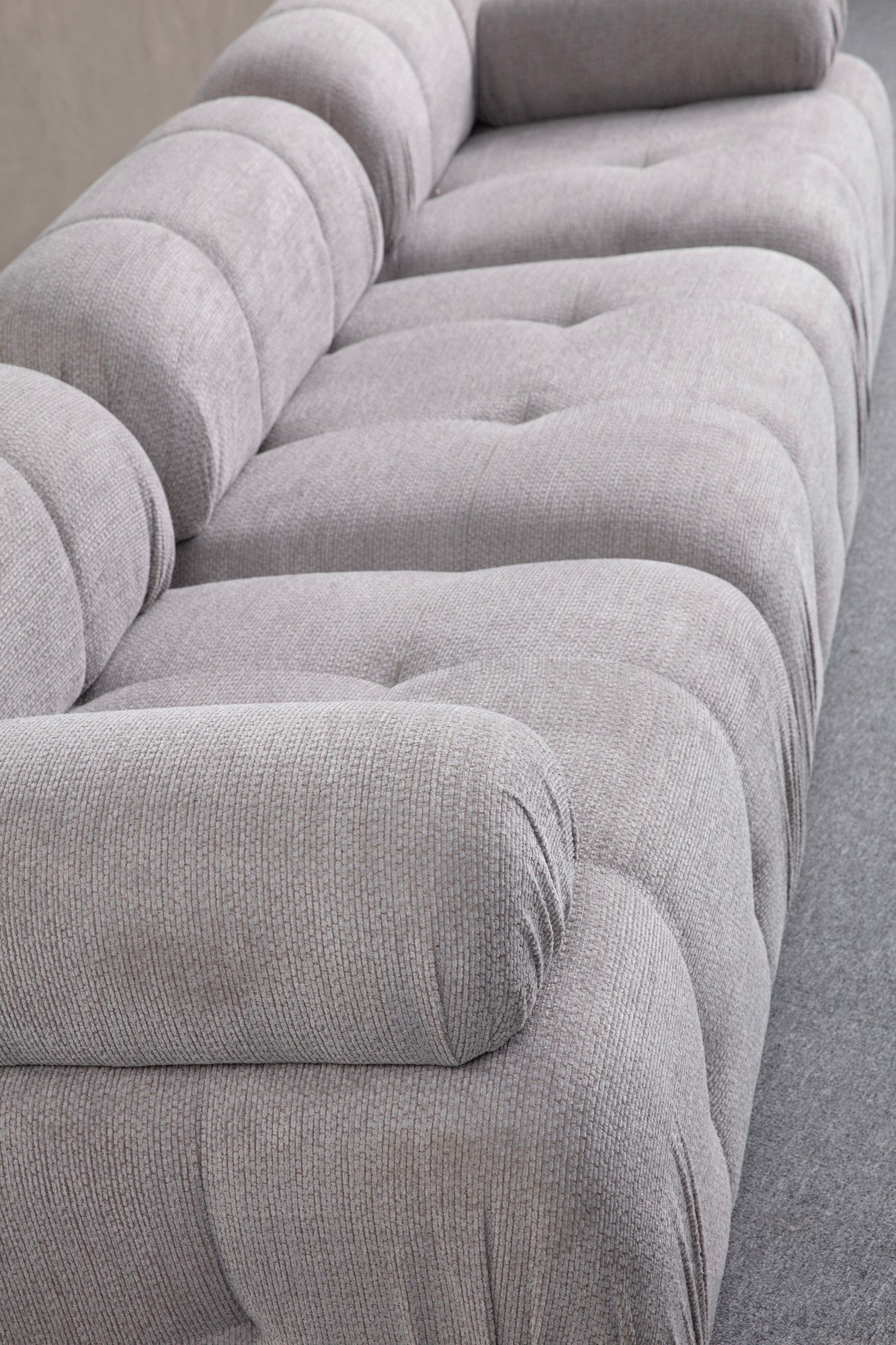 Sofá de canto elegante, cinza claro, 290 x 160 cm | Estrutura em madeira de faia e aglomerado, tecido 100% poliéster | Assentos de espuma macia, design moderno para salas de estar
