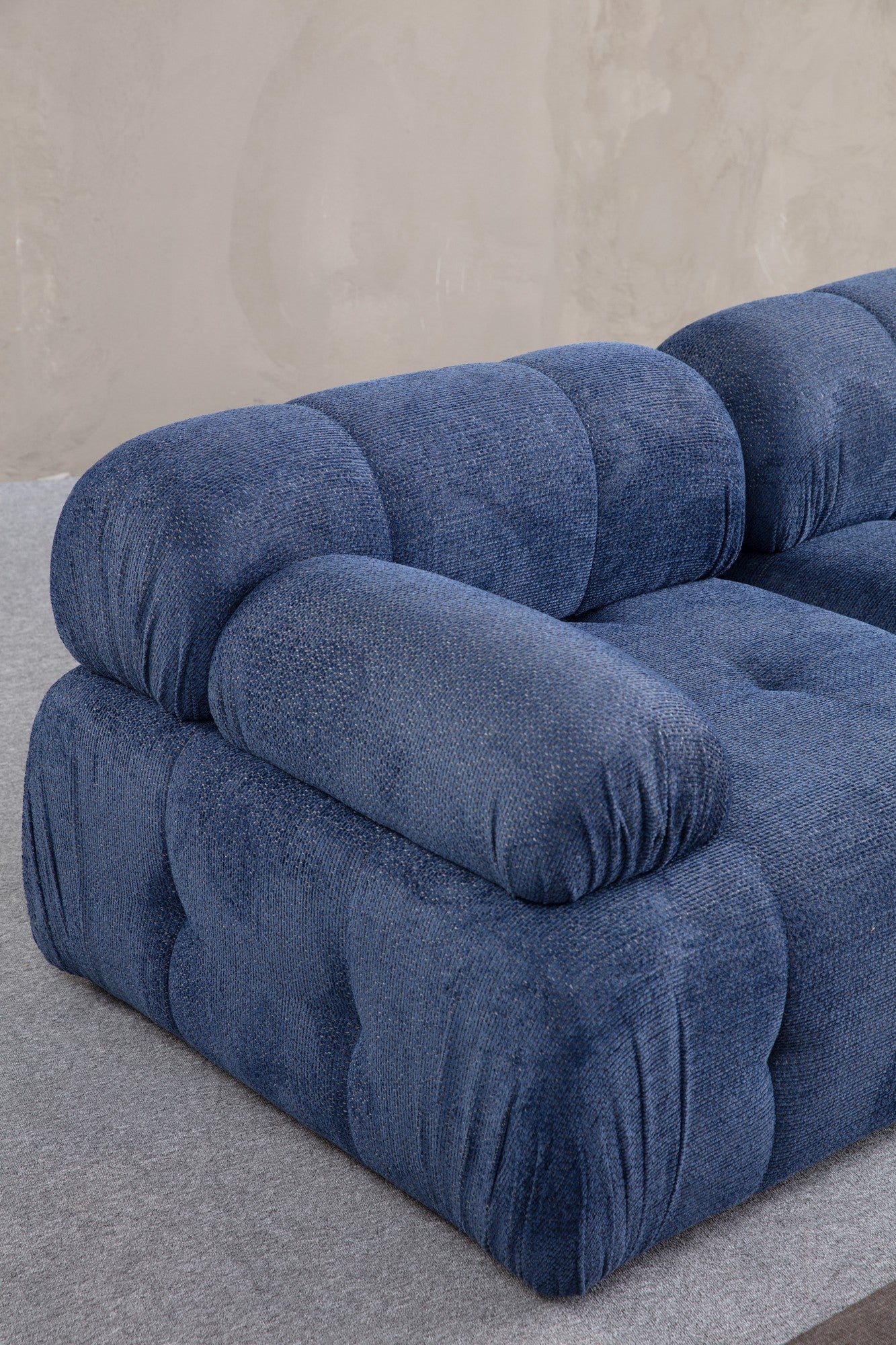 Sofá de canto elegante, azul-noite, 290 x 160 cm | Estrutura em madeira de faia e aglomerado, tecido 100% poliéster, assento em espuma macia | Design moderno para salas de estar