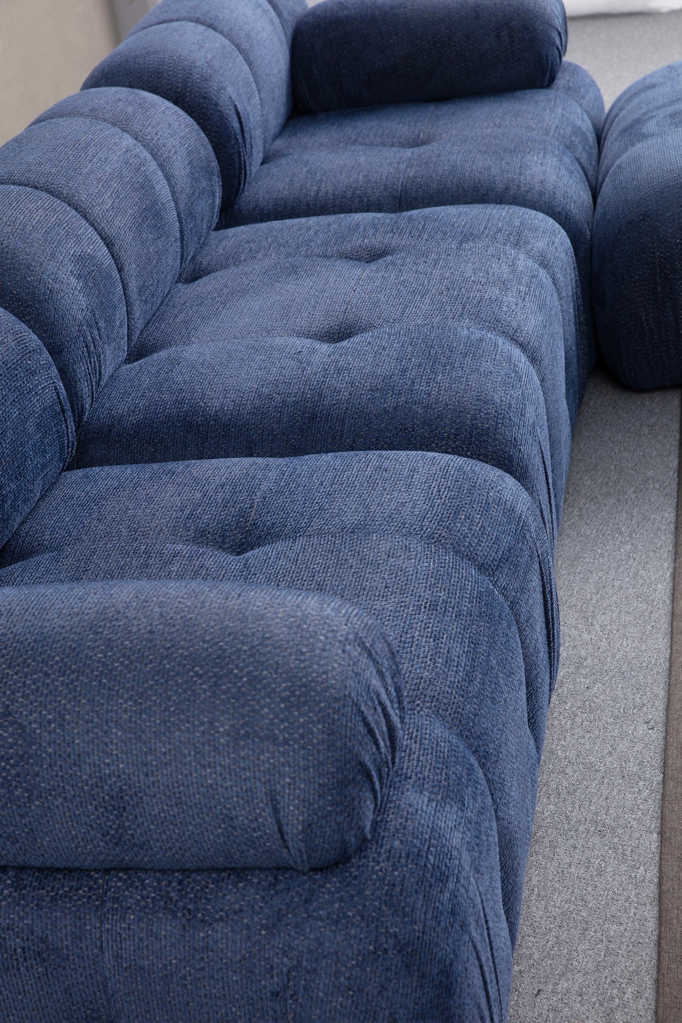 Sofá de canto elegante, azul-noite, 290 x 160 cm | Estrutura em madeira de faia e aglomerado, tecido 100% poliéster, assento em espuma macia | Design moderno para salas de estar