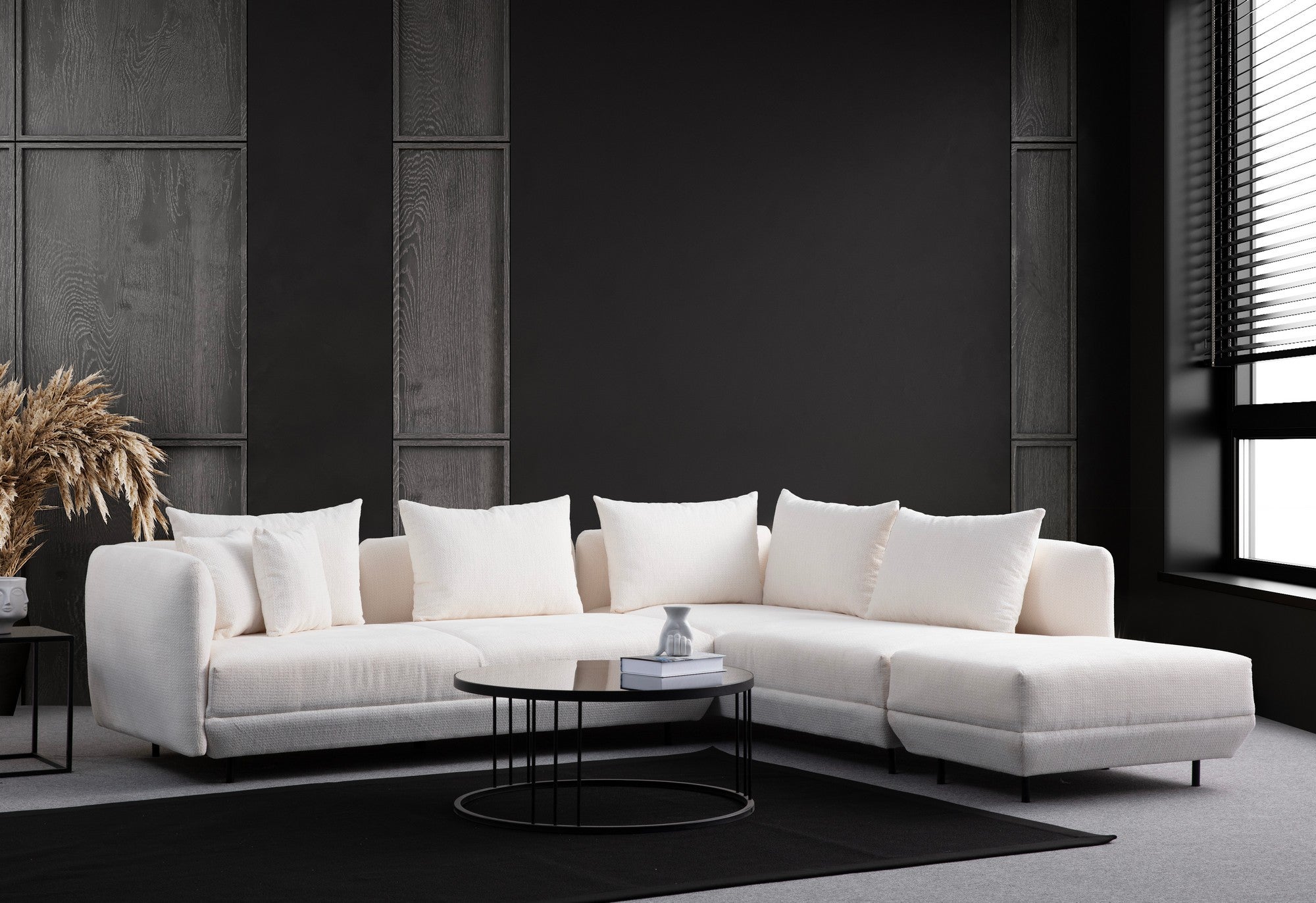 Sofá de canto elegante, branco, 310 x 265 cm | Estrutura em madeira de faia e aglomerado, tecido 100% poliéster | 7 almofadas, pernas de metal preto | Perfeito para espaços modernos