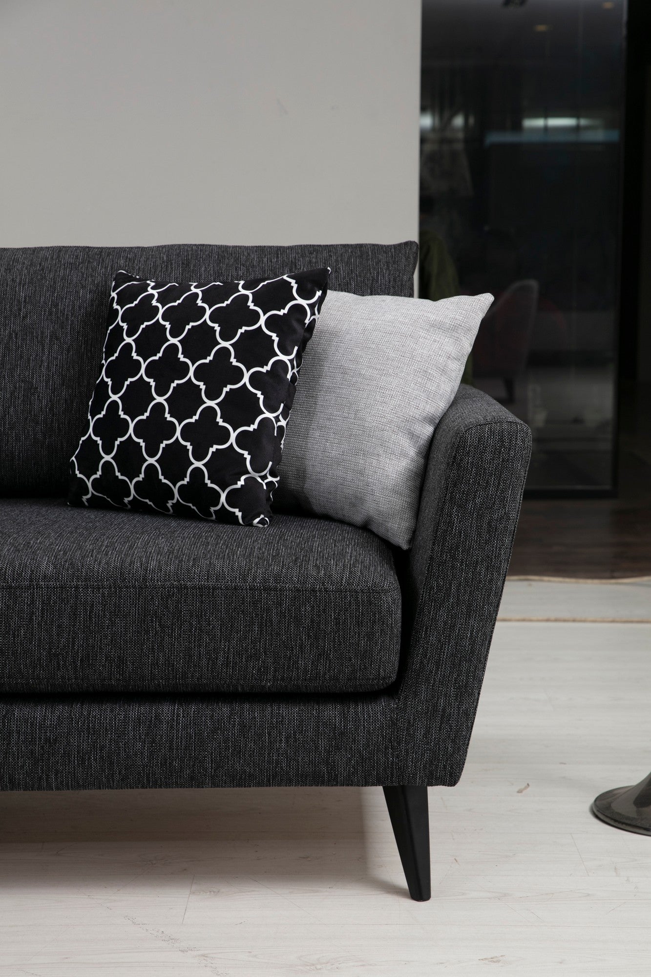 Sofá elegante de 3 lugares, cinza escuro, 215 x 94 x 88 cm | Estrutura em madeira de faia, 100% poliéster, almofadas de espuma macia | Perfeito para espaços modernos e industriais