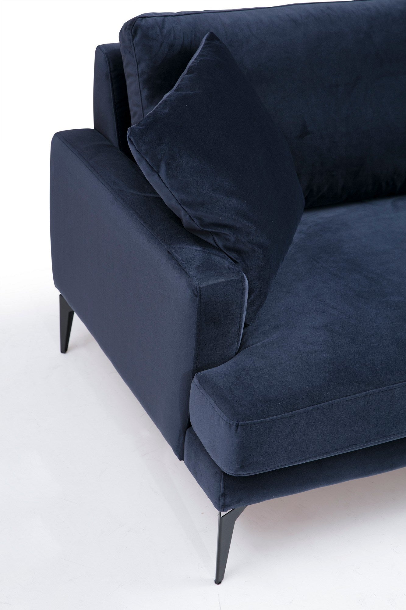 Sofá elegante de 3 lugares, azul-marinho, 205 x 90 x 88 cm | Estrutura em madeira de faia e aglomerado, espuma cinza macia, tecido lavável a seco, pernas de metal preto fosco | Perfeito para espaços modernos