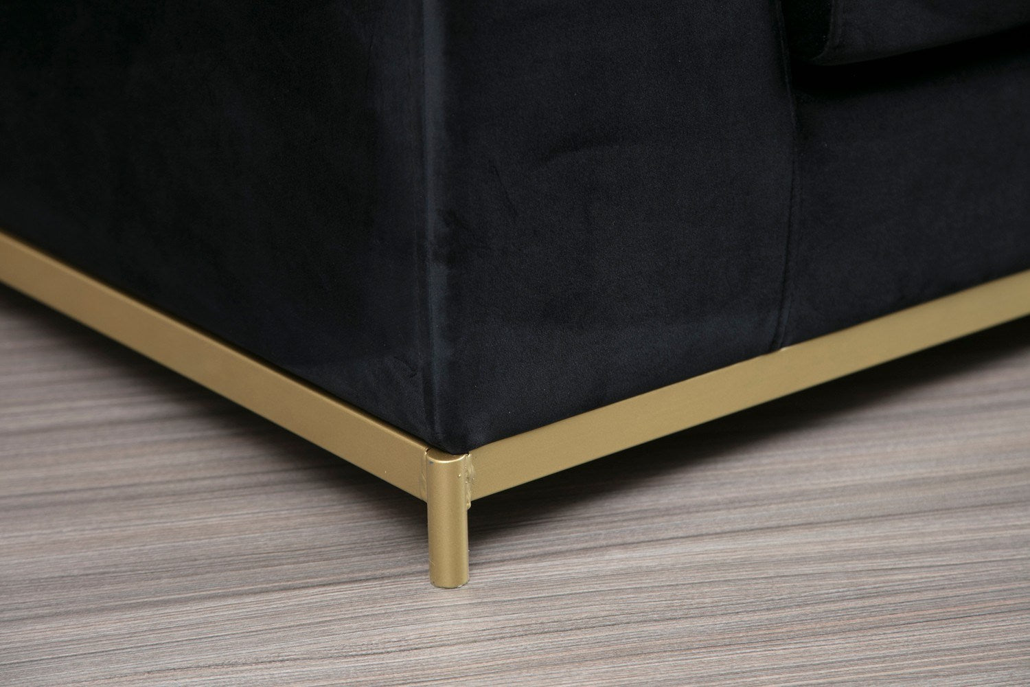 Sofá elegante de 4 lugares, preto e dourado, 320 cm | Estrutura em madeira de faia, 100% poliéster, espuma cinza macia | Almofadas portáteis, tecido lavável a seco, design glamoroso