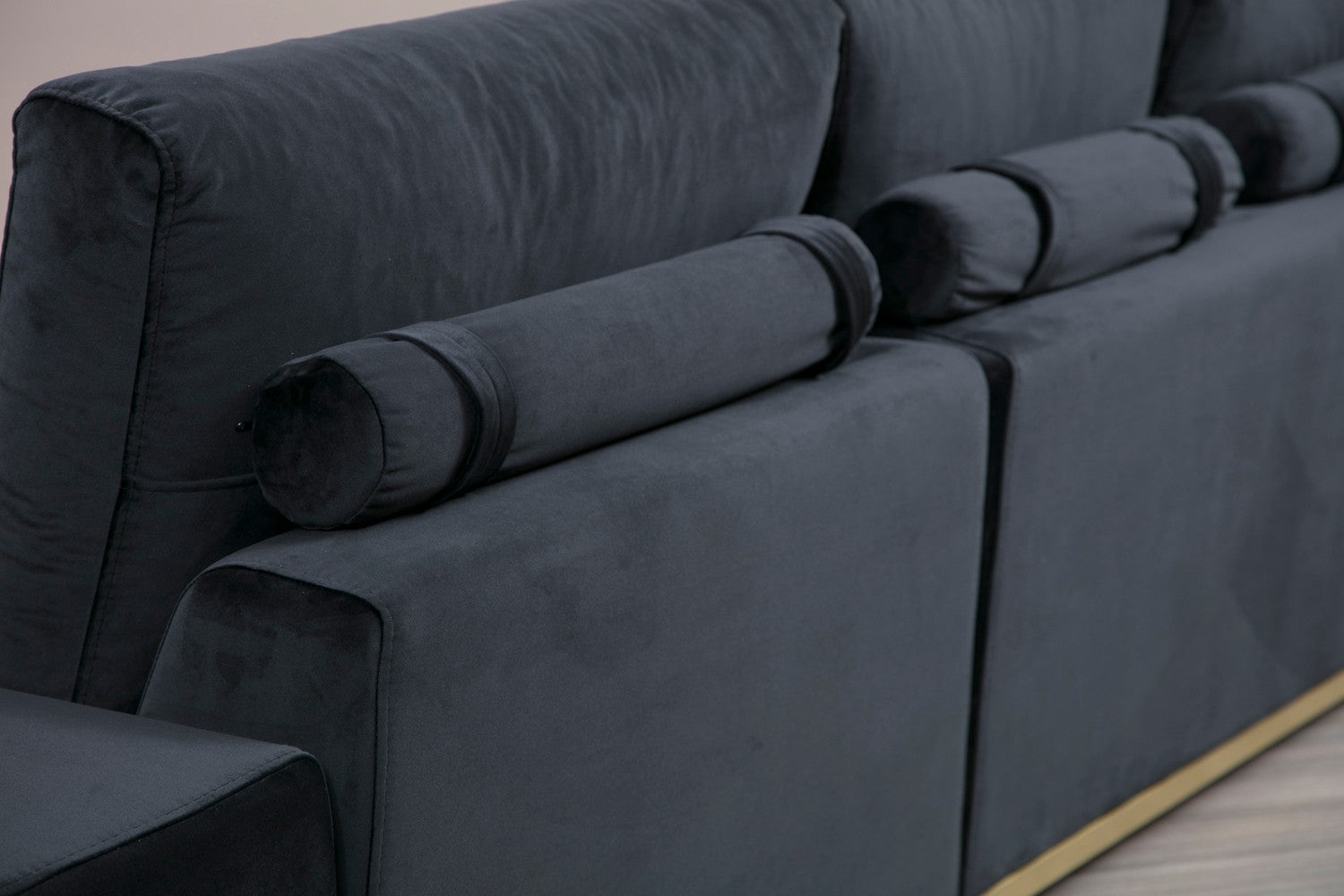 Sofá elegante de 4 lugares, preto e dourado, 320 cm | Estrutura em madeira de faia, 100% poliéster, espuma cinza macia | Almofadas portáteis, tecido lavável a seco, design glamoroso