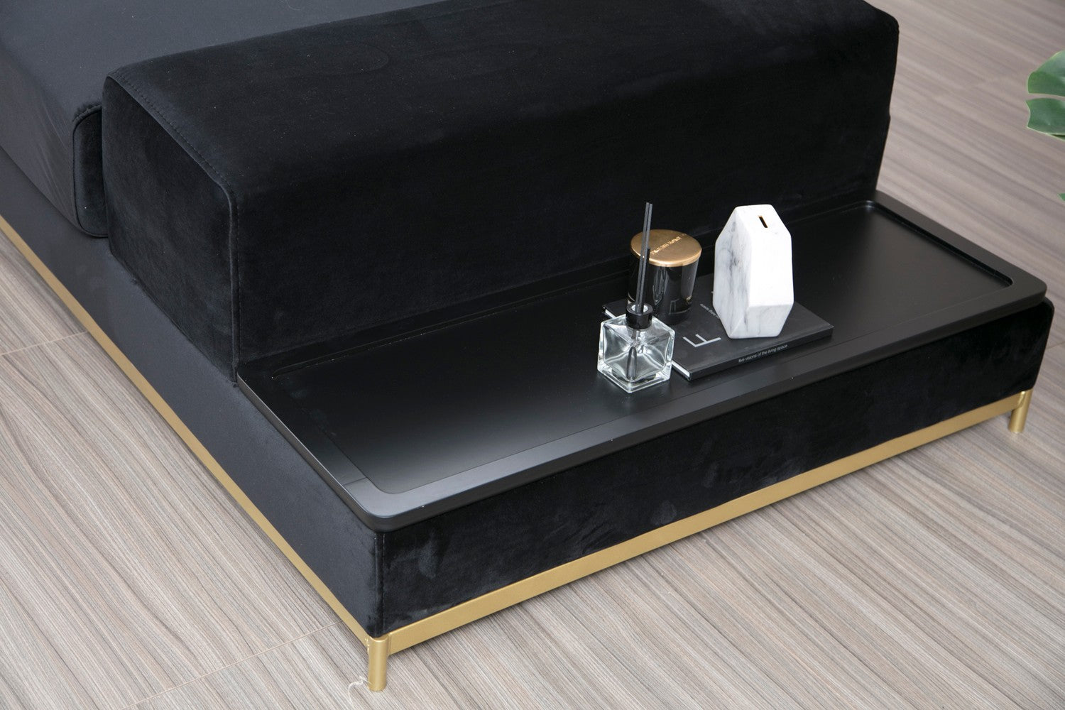 Sofá elegante de 4 lugares, preto e dourado, 320 cm | Estrutura em madeira de faia, 100% poliéster, espuma cinza macia | Almofadas portáteis, tecido lavável a seco, design glamoroso