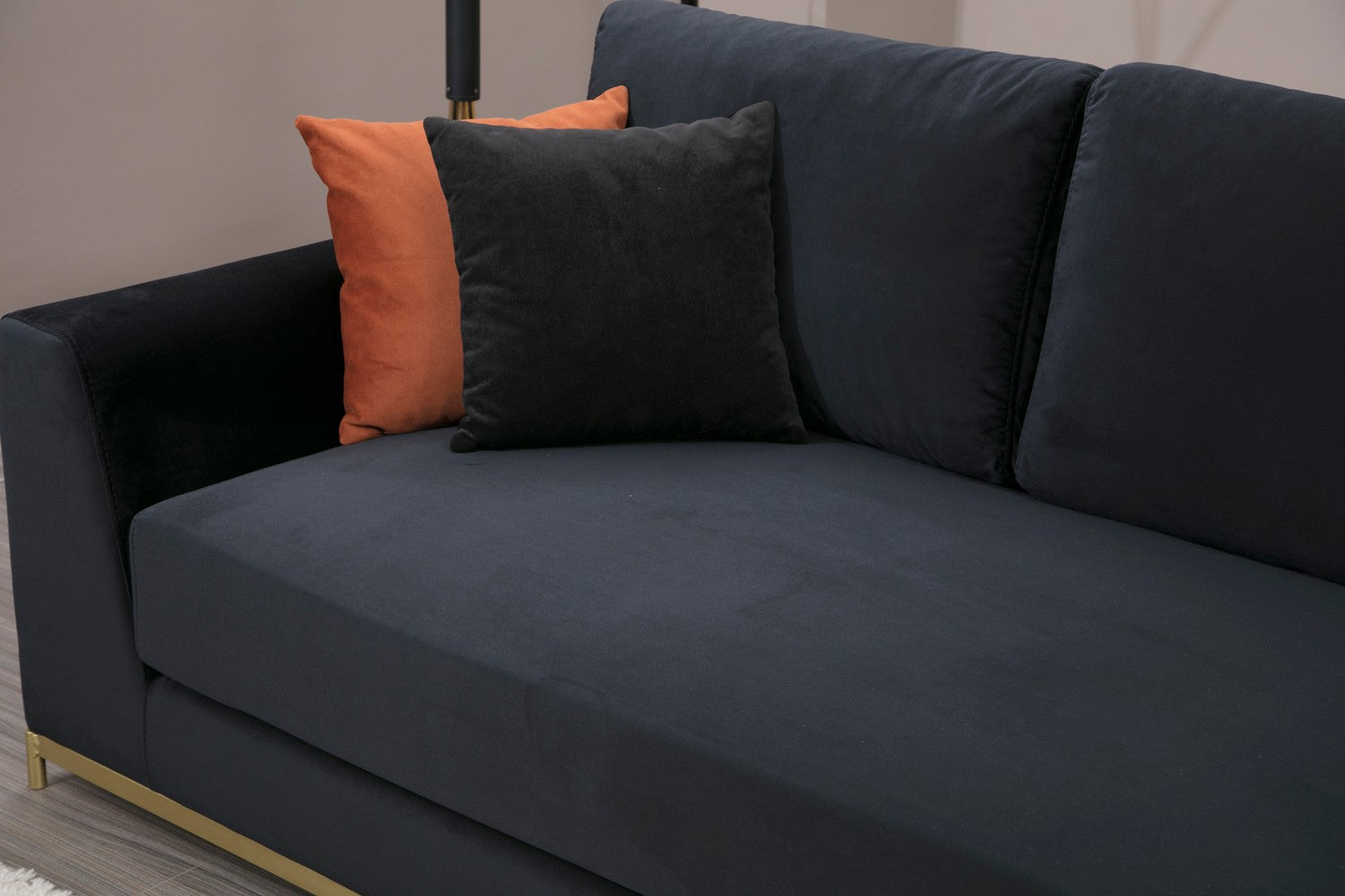 Sofá elegante de 4 lugares, preto e dourado, 320 cm | Estrutura em madeira de faia, 100% poliéster, espuma cinza macia | Almofadas portáteis, tecido lavável a seco, design glamoroso